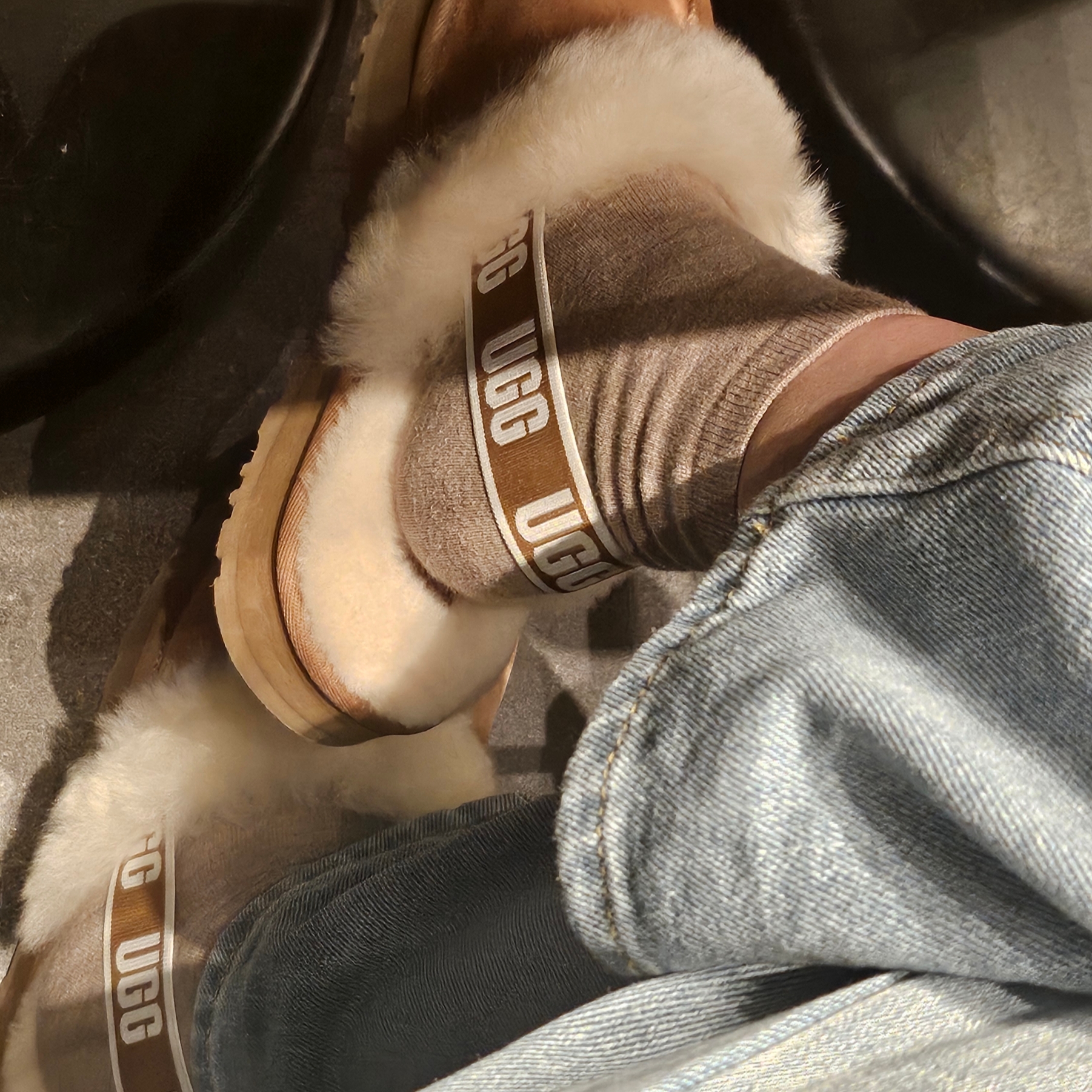 (Kids) UGG Funkette Slides Chestnut 착용 스타일