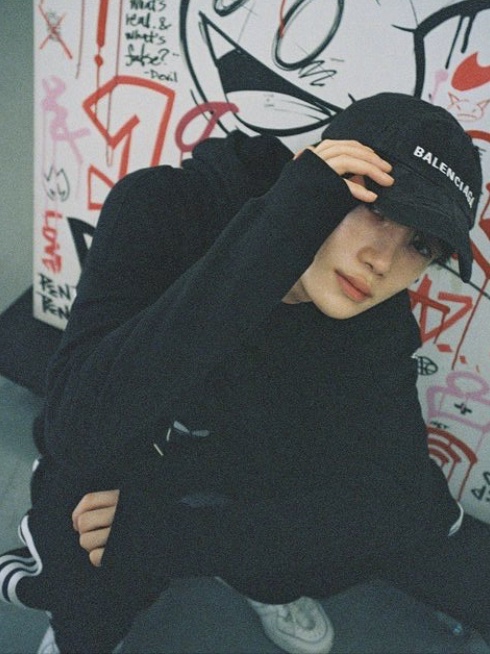 Balenciaga BB Laser Destroyed Cap Black 착용 스타일