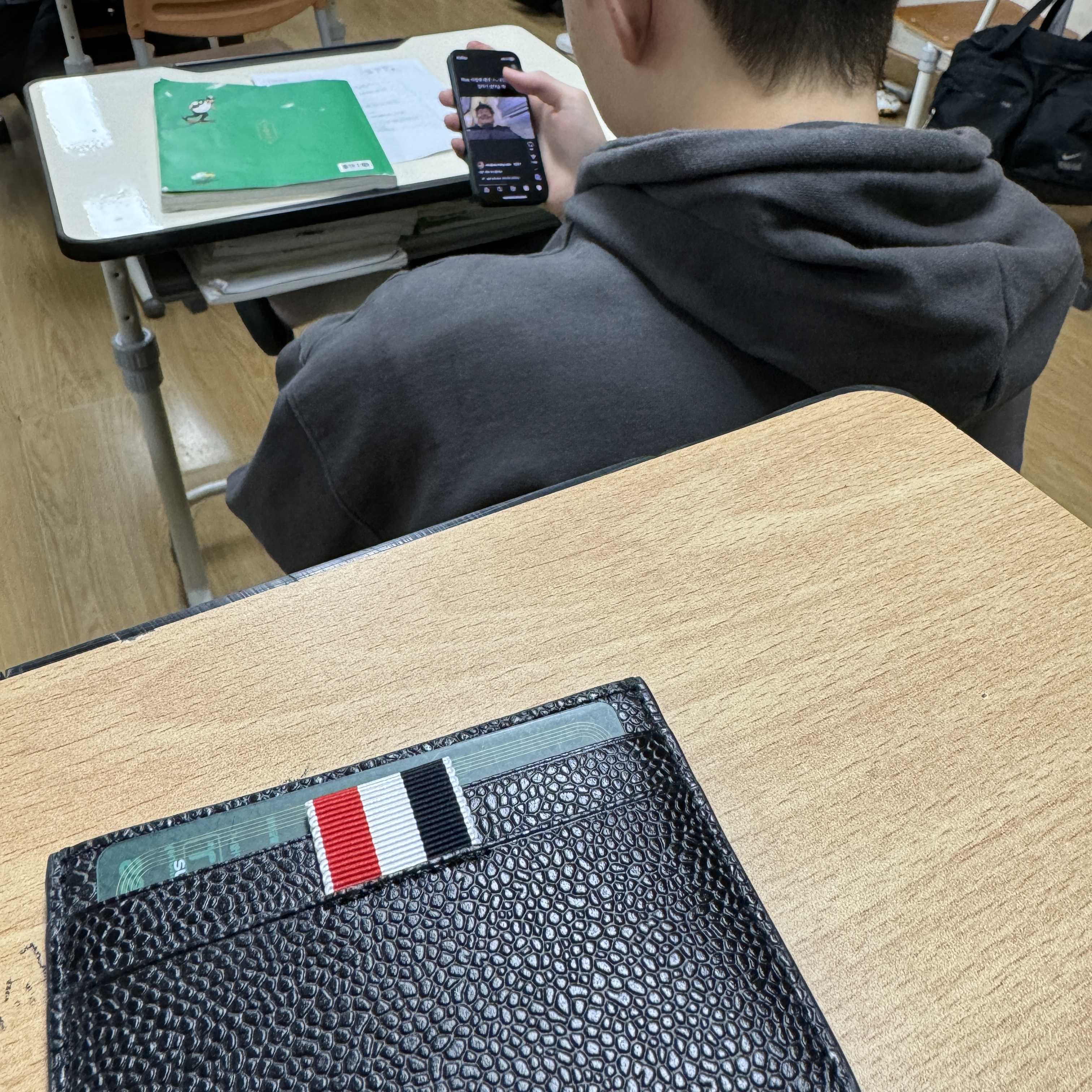 Thom Browne Pebble Grain Leather Stripe Single Card Holder Black 착용 스타일