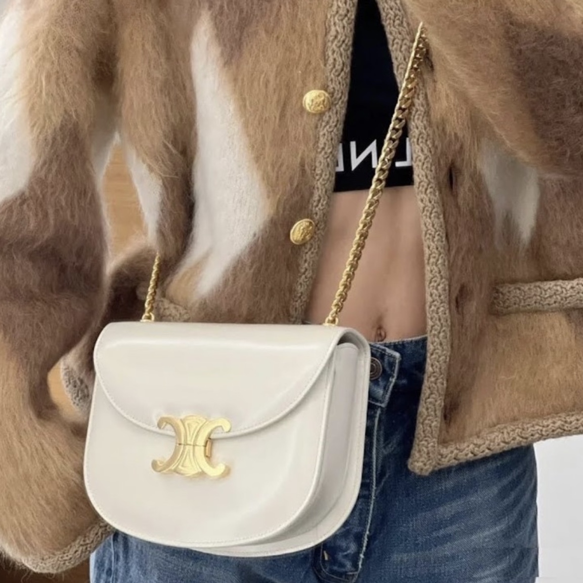 Celine Teen Besace Triomphe Chain in Shiny Calfskin Rice 착용 스타일