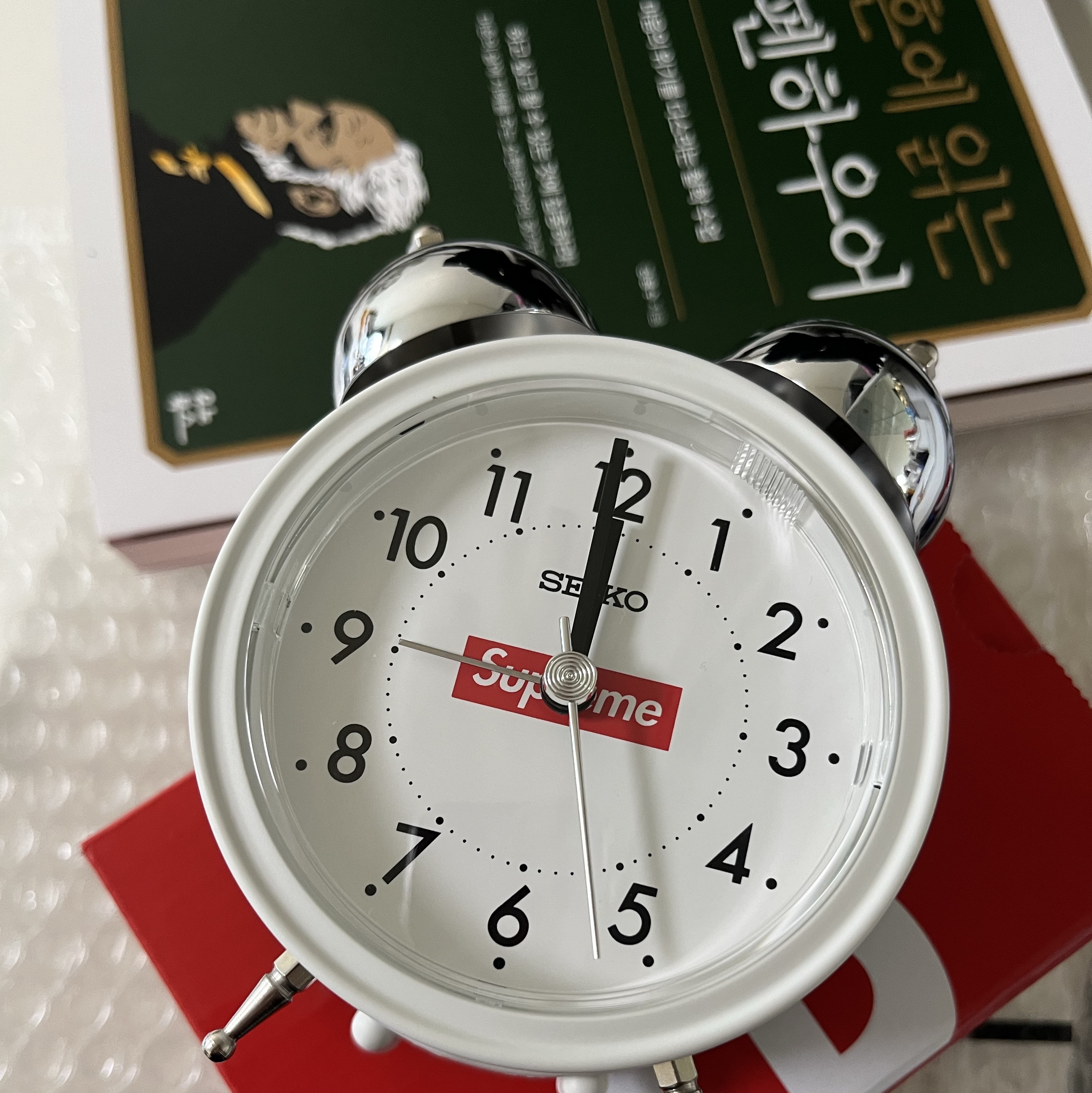 Supreme x Seiko Alarm Clock White - 22FW 착용 스타일