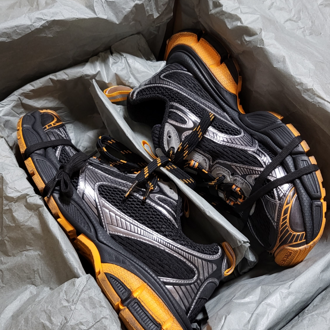 Balenciaga 3XL Sneakers Black Orange Grey 착용 스타일 - 1