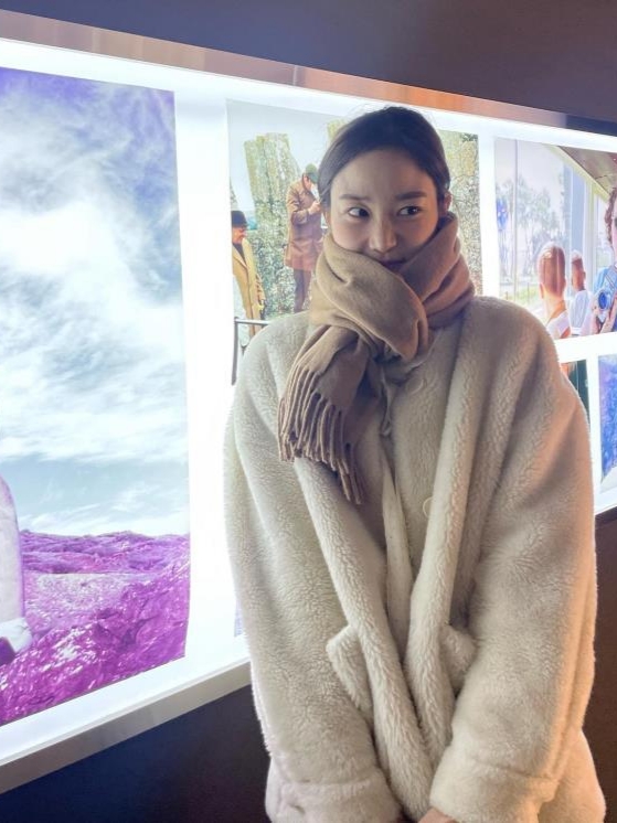 Acne Studios Mohair Check Muffler Blue Beige Black, COS Oversized Mohair Blend Muffler Brown Yellow Striped 착용 스타일 - 4