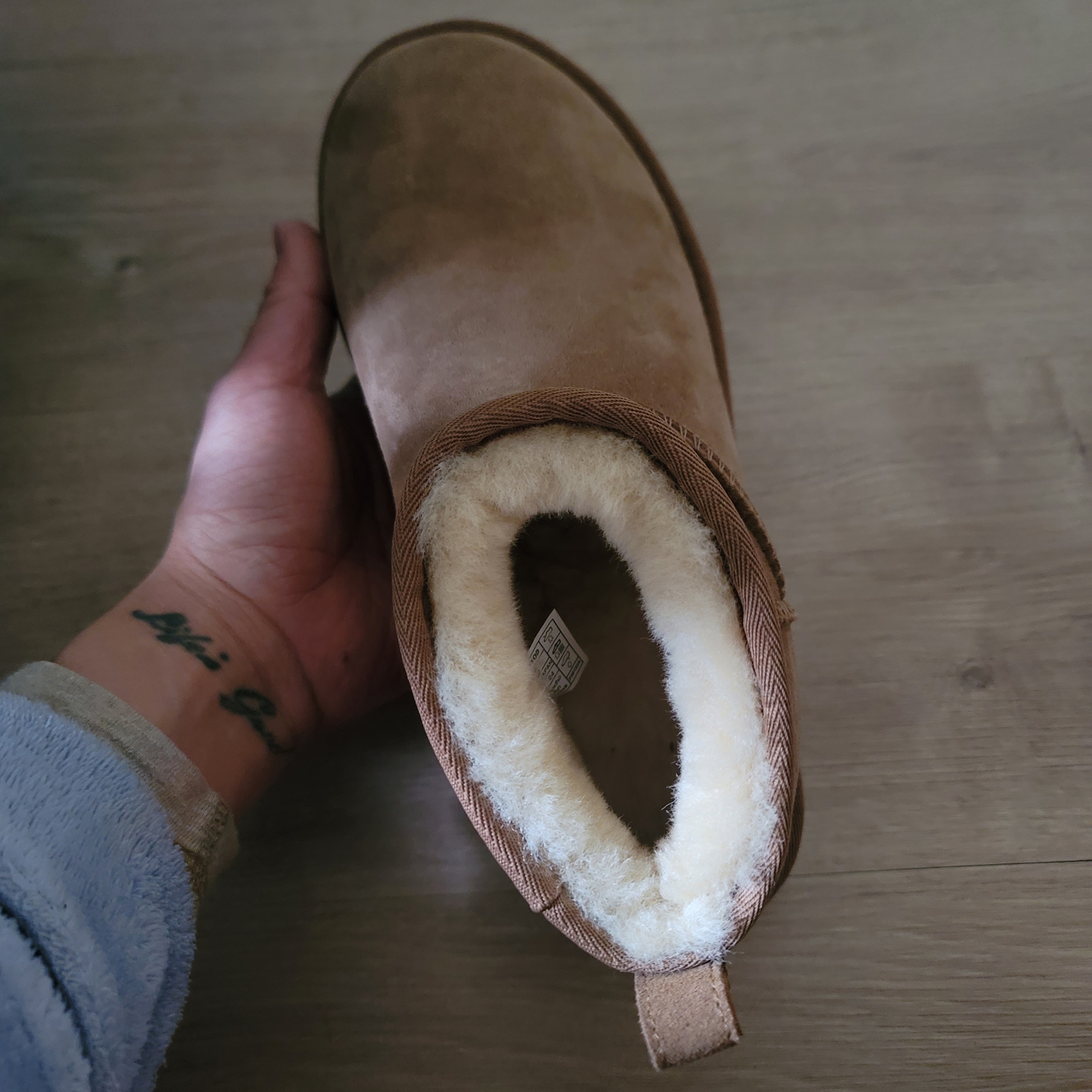 (W) UGG Classic Ultra Mini Boots Chestnut 착용 스타일 - 2