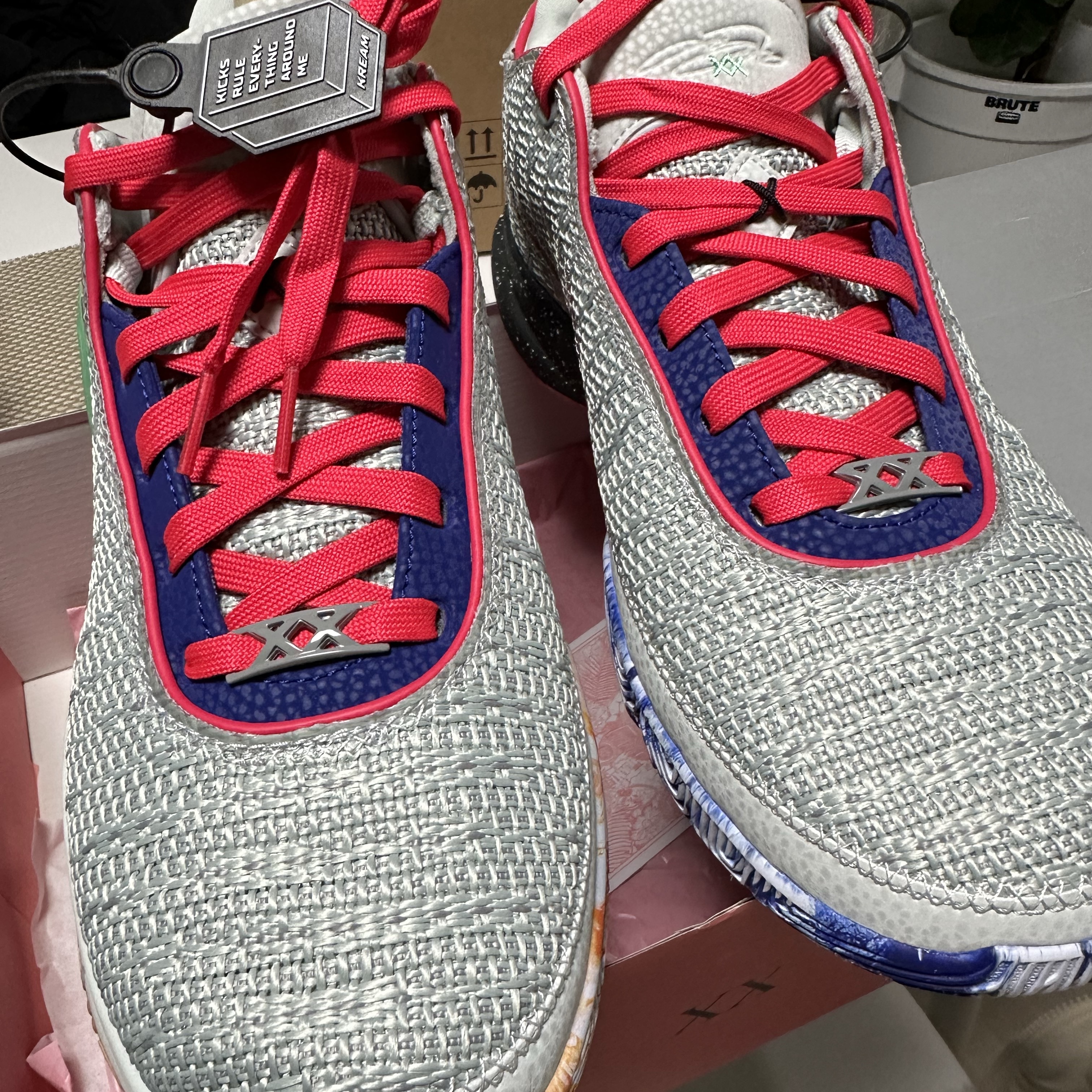 Nike LeBron XX Light Silver Hyper Royal 착용 스타일 - 1