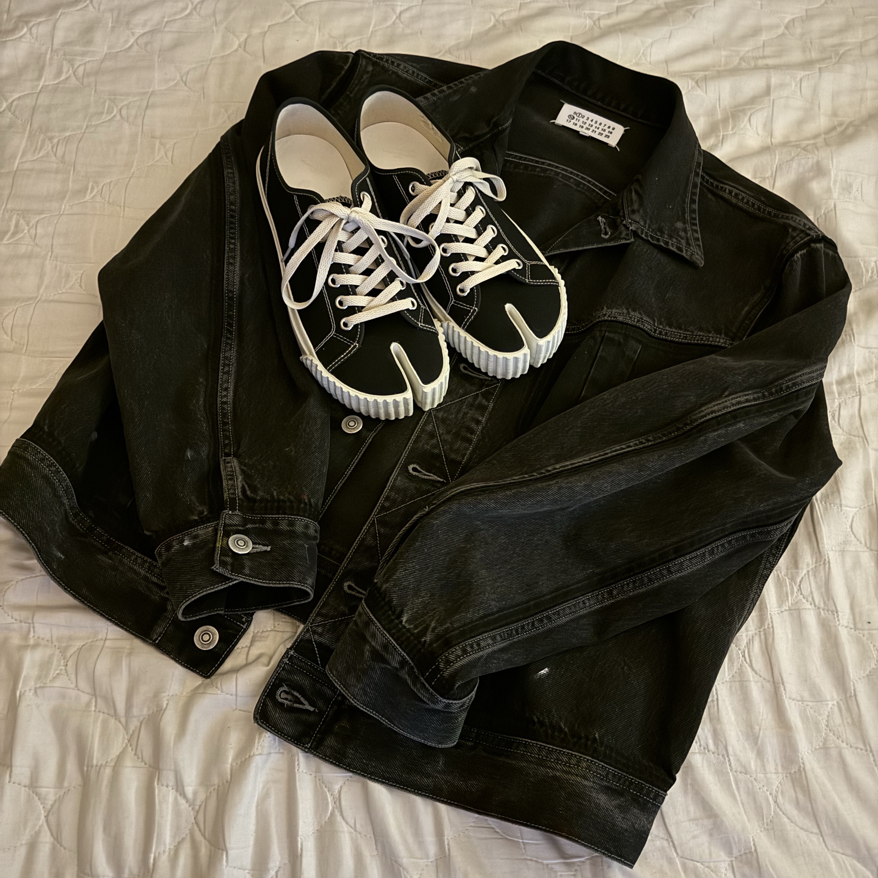 Maison Margiela Tabi Sneakers Black, Maison Margiela Paint Denim Jacket Black 착용 스타일