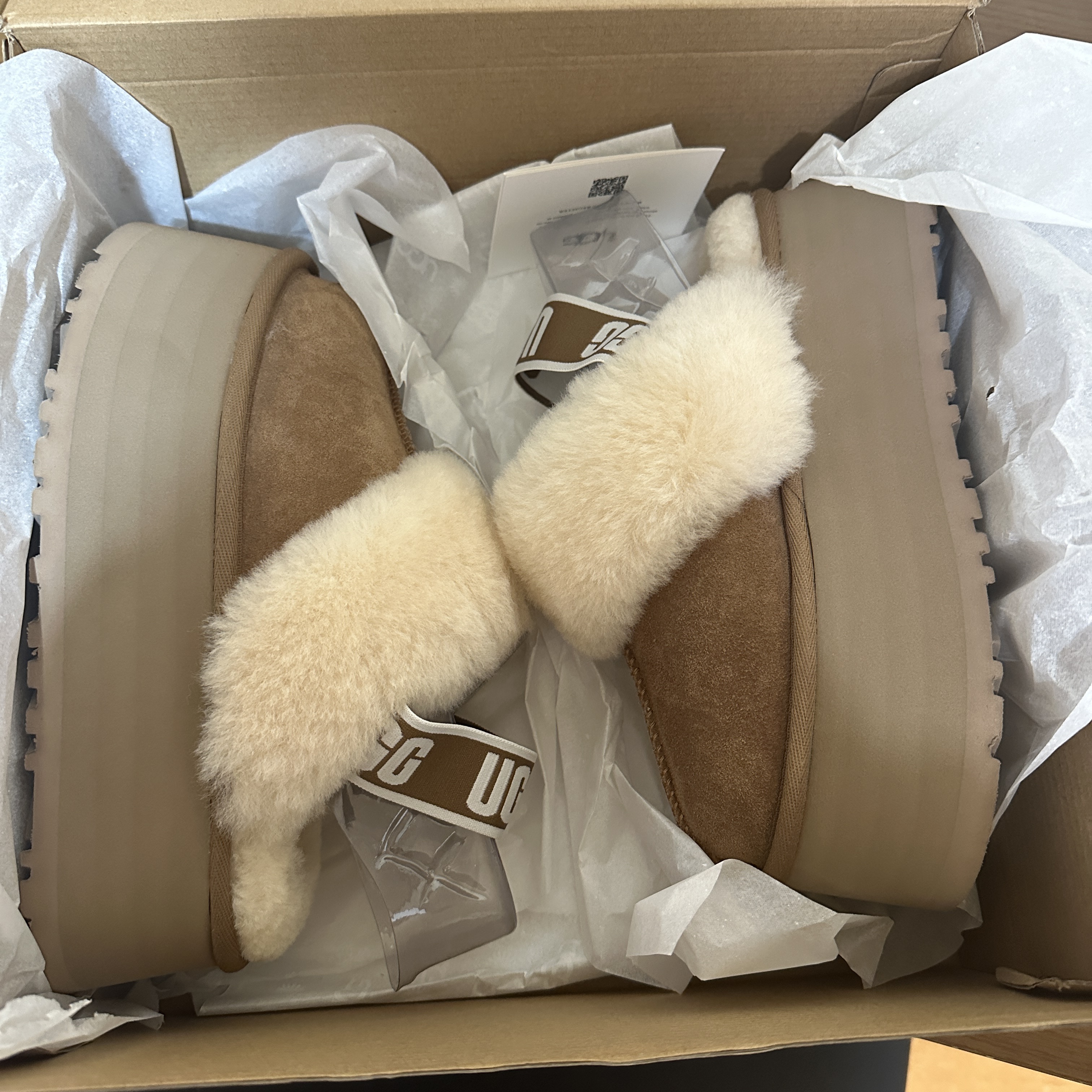 (W) UGG Funkette Slides Chestnut 착용 스타일