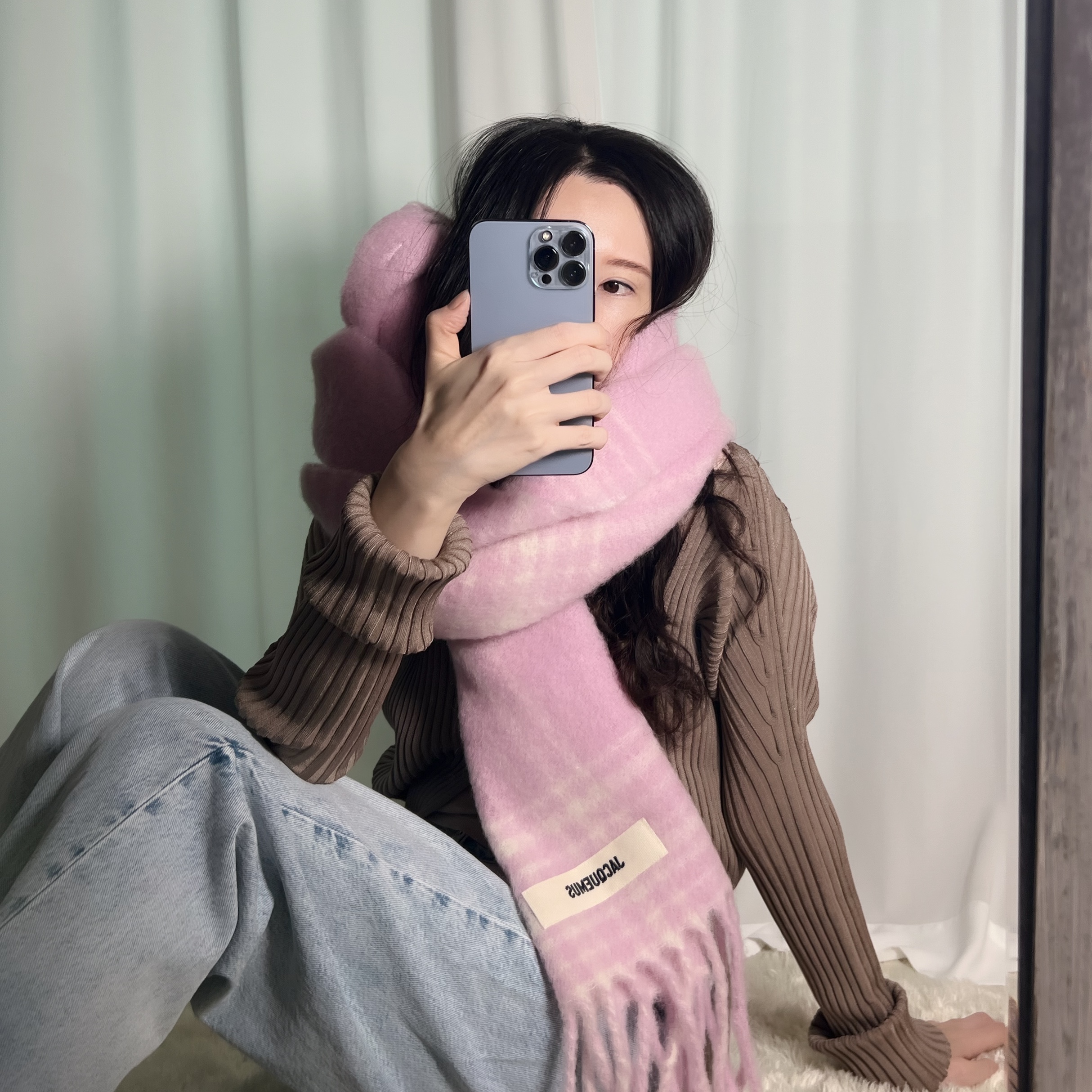 Jacquemus L’echarpe Carro Le Chouchou Jacquard Check Muffler Light Pink, (W) Jacquemus La Maille Pralu Micro Charm Logo Cardigan Brown 착용 스타일 - 1