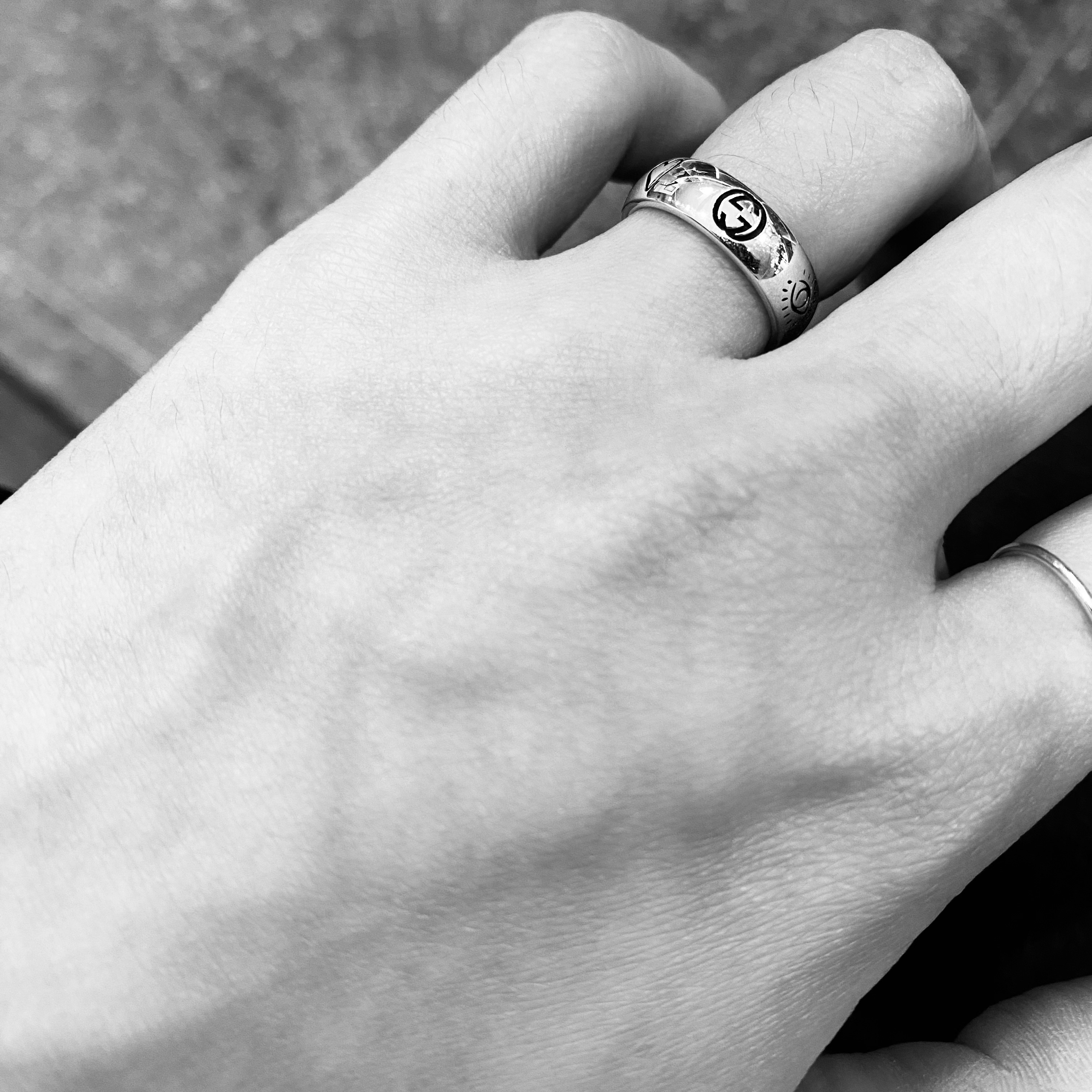 Gucci Blind For Love Ring Silver 착용 스타일