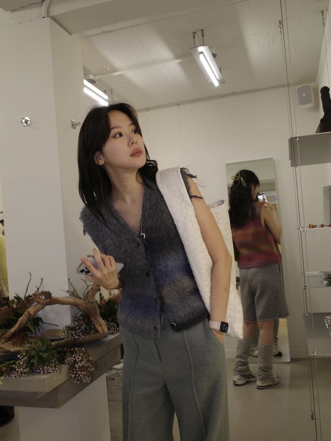 En Or Women Rainbow Tassel Knit Vest Blue, Enor Women OneTuck Alpaca Blend Pants Grey 착용 스타일 - 1