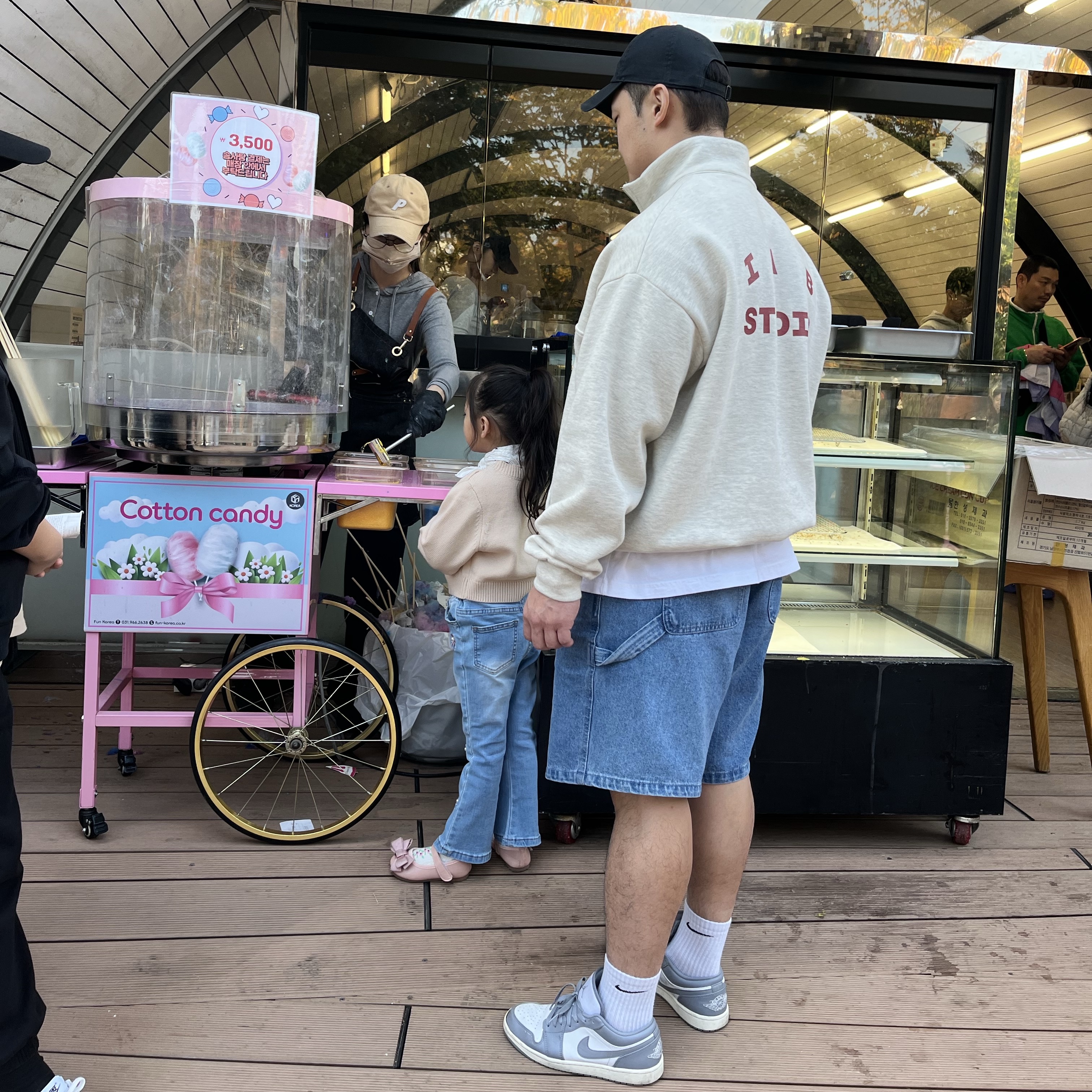 IAB Studio Half Zip-Up Oatmeal Burgundy, Jordan 1 Low Stealth and White 착용 스타일