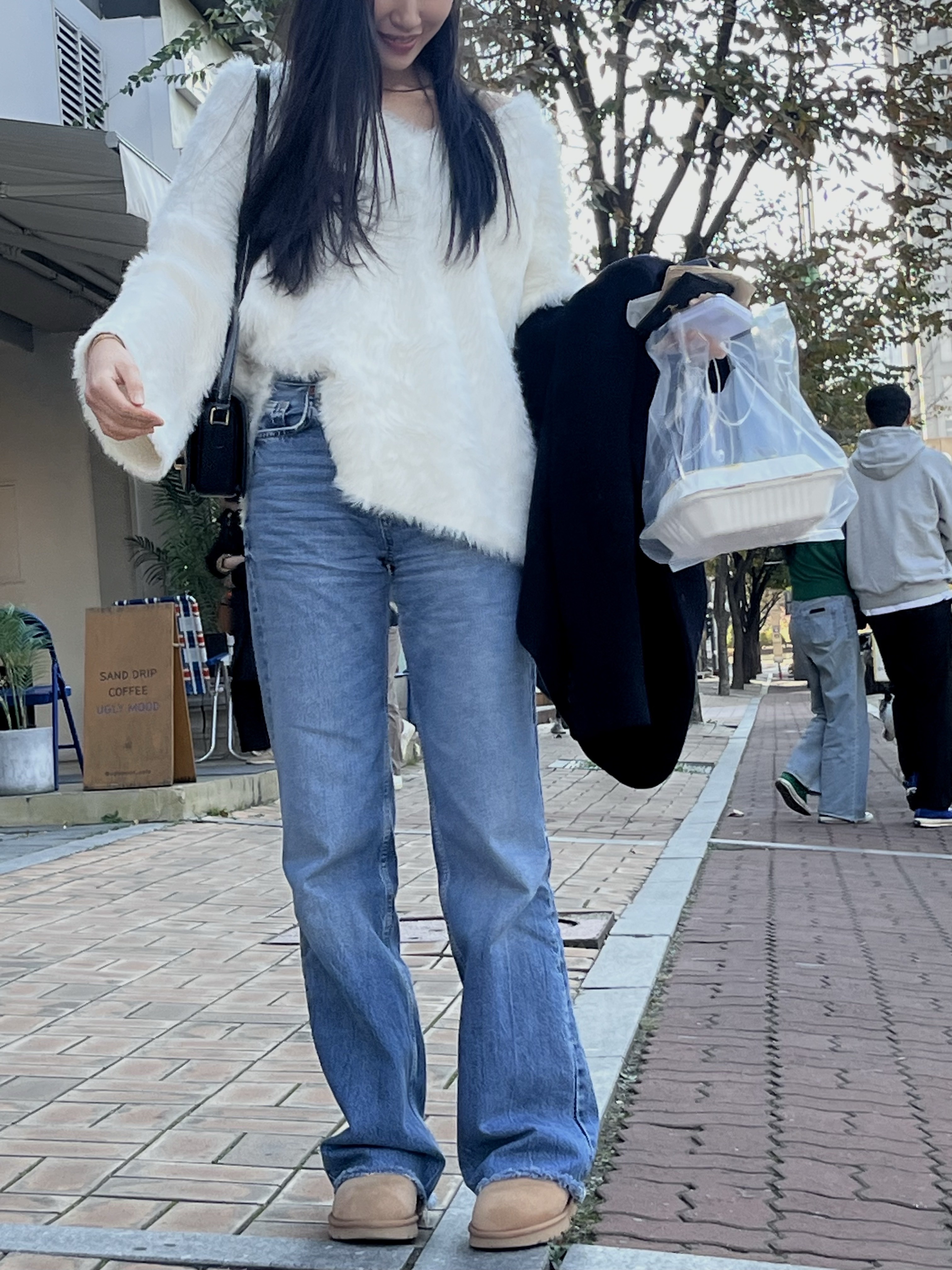 (W) UGG Classic Ultra Mini Boots Chestnut 착용 스타일 - 3