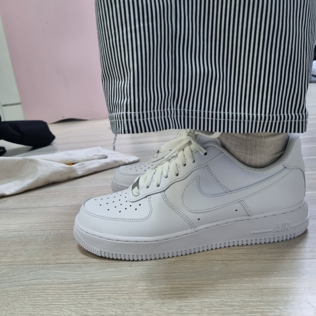 Nike Air Force 1 '07 Low White 착용 스타일 - 2