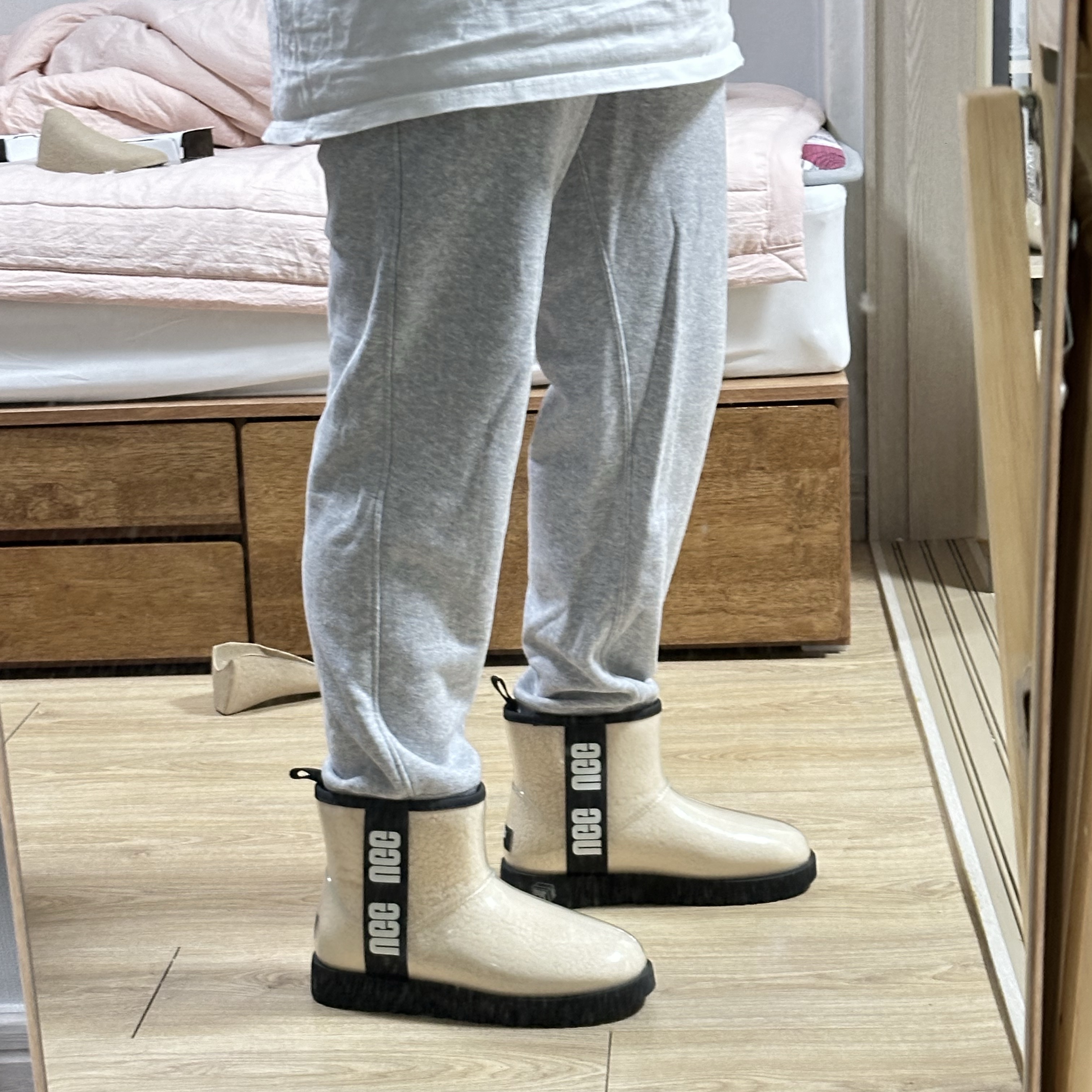 (W) UGG Classic Clear Mini Boots Natural Black 착용 스타일 - 2