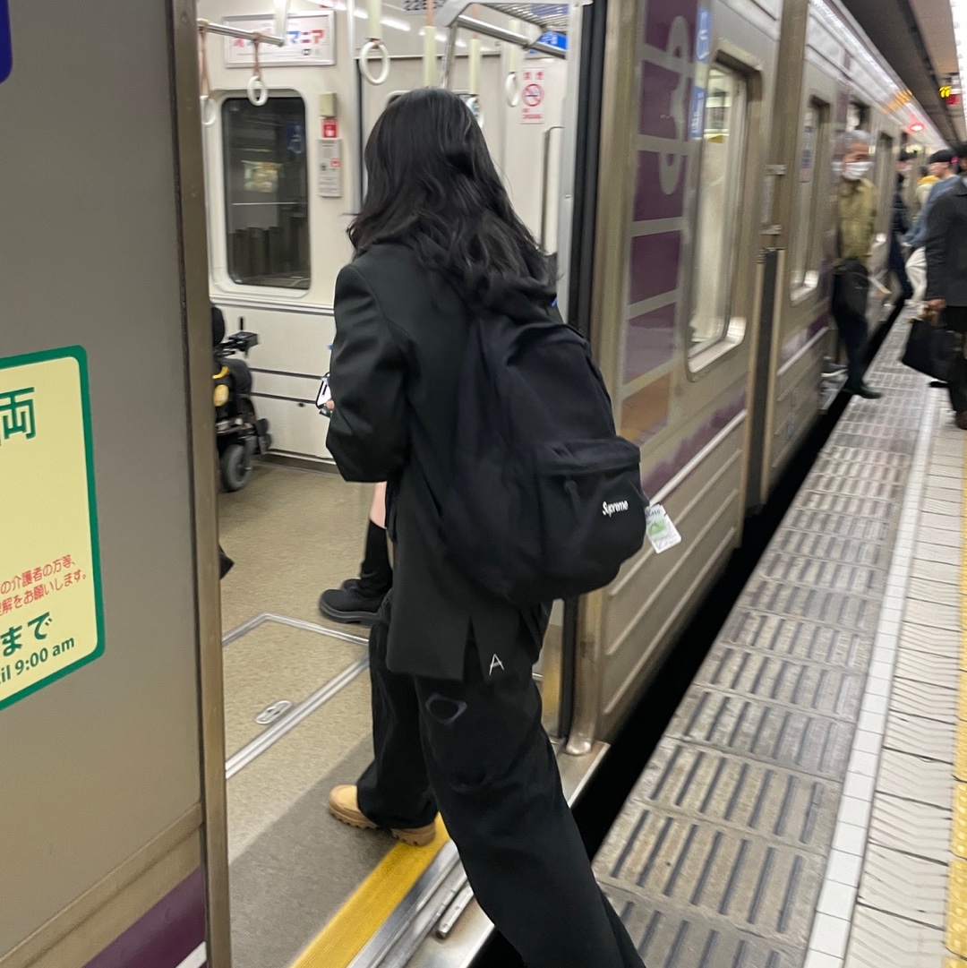 Supreme Canvas Backpack Black 착용 스타일