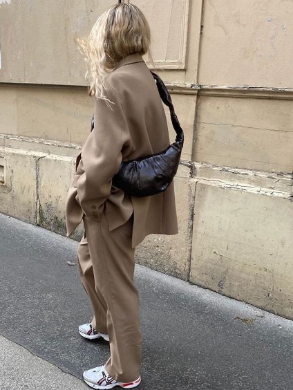Lemaire Large Croissant Bag Soft Nappa Leather Dark Chocolate, Lemaire Large Croissant Bag Soft Nappa Leather Black 착용 스타일 - 3