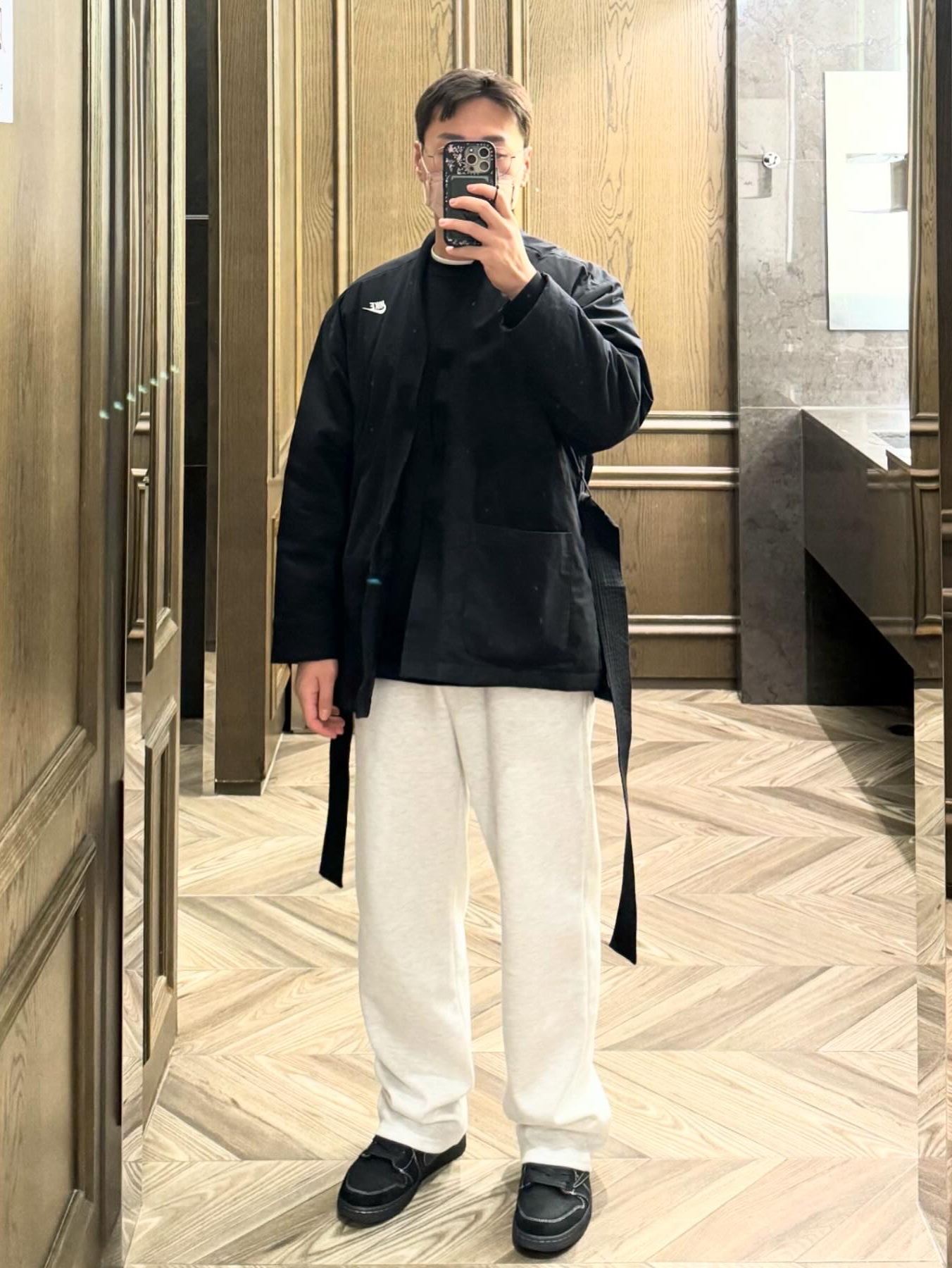 Nike x Peaceminusone 2+1 Jacket Black (DR0100-010), Jordan 1 x Travis Scott Retro Low OG SP Black Phantom 착용 스타일 - 4