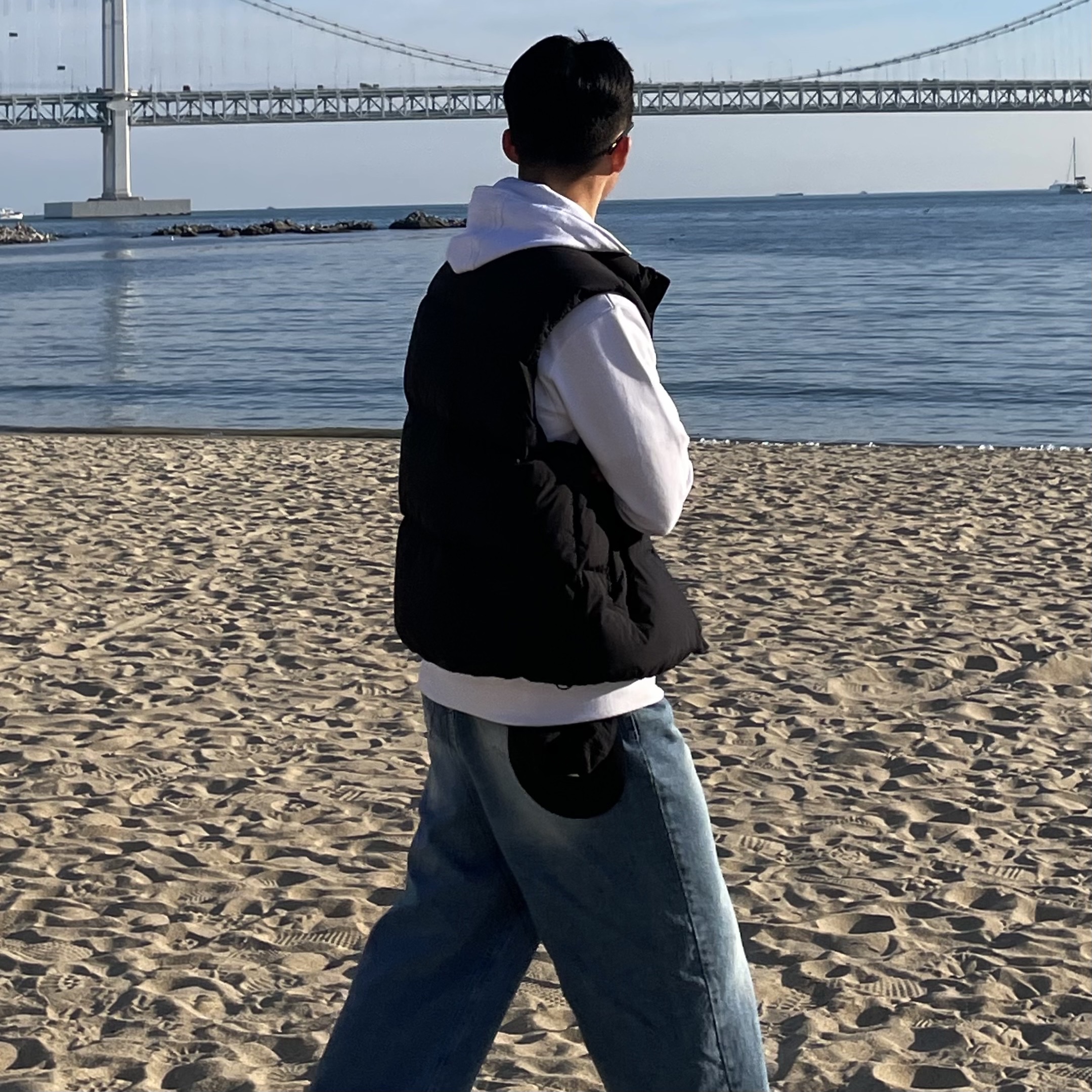 [KREAM 단독] Safarispot Basic Safari Hoodie White, The North Face Gore-Tex Earmuff Cap Black 착용 스타일
