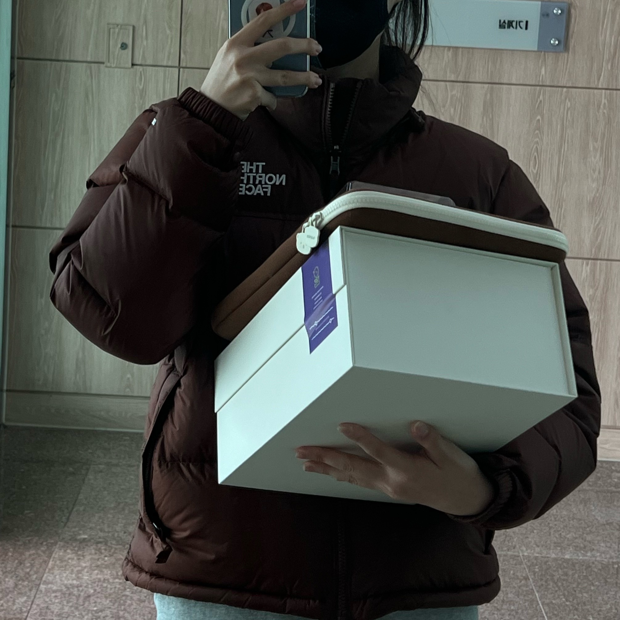(W) The North Face 1996 Retro Nuptse Jacket Dark Oak 착용 스타일 - 2