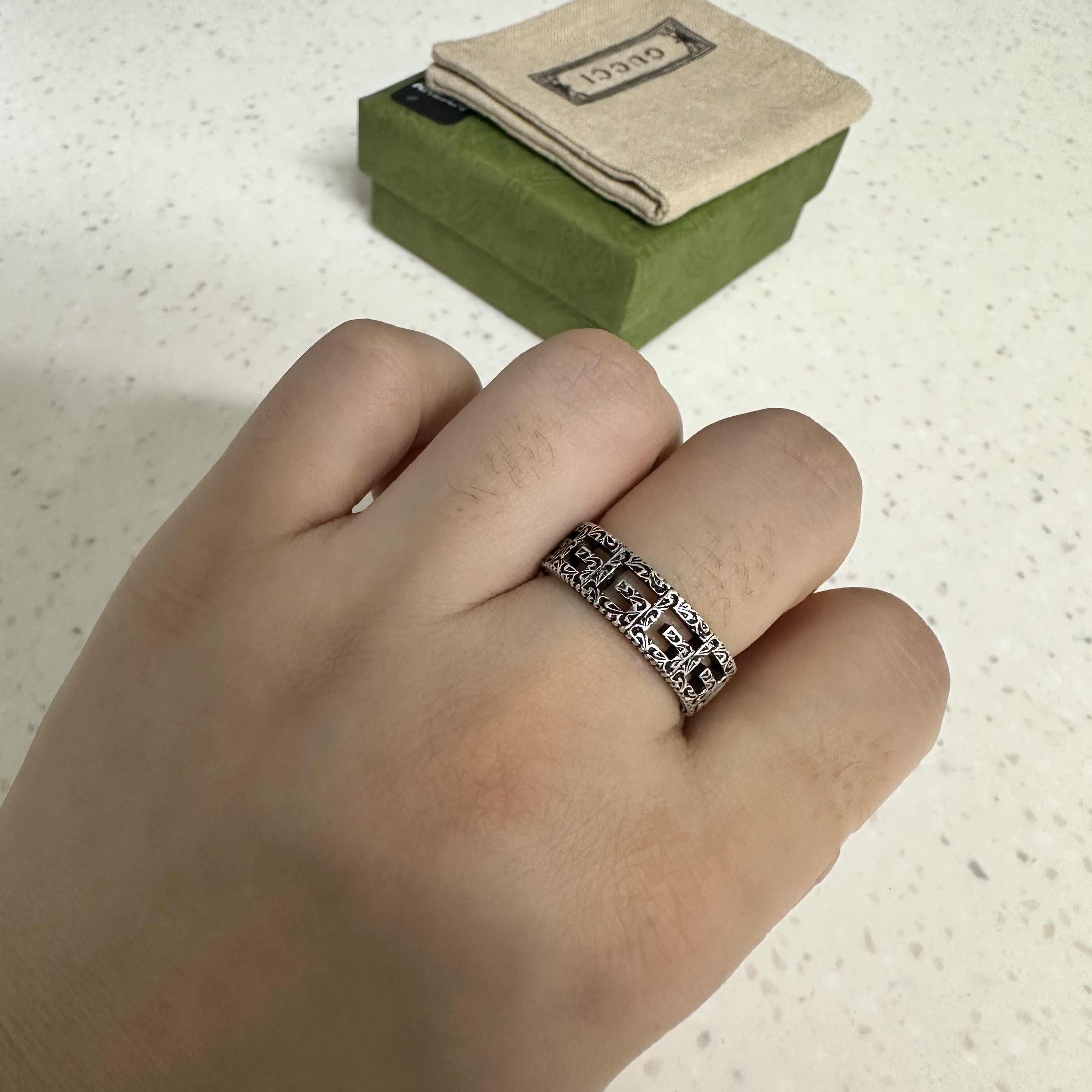 Gucci Silver Ring With SquareG Silver Aged Finish 착용 스타일 - 2