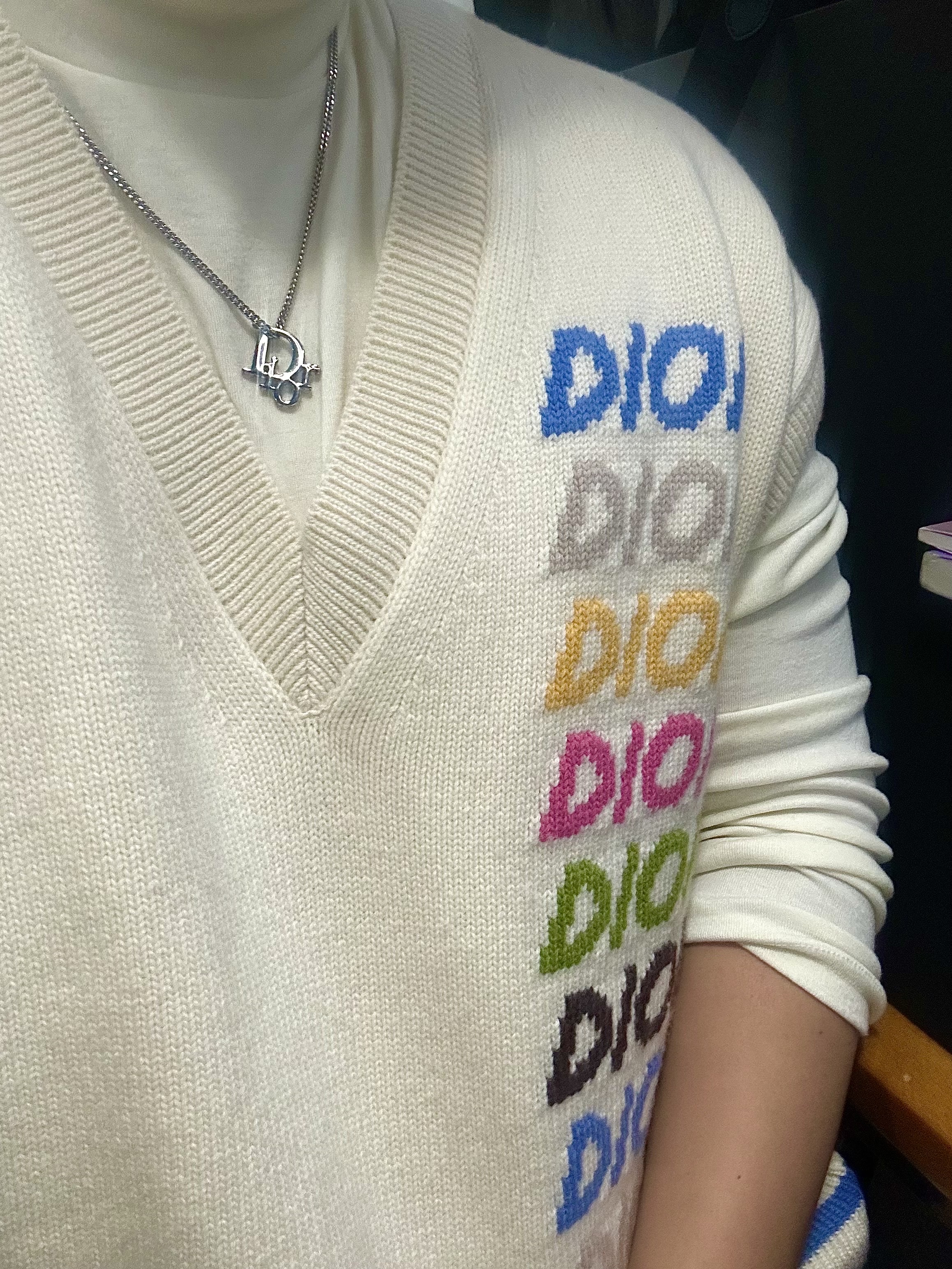 Dior Oblique Pendant Necklace Silver Finish Brass White Crystals, Dior Wool and Cashmere Intarsia Sleeveless Sweater Beige 착용 스타일