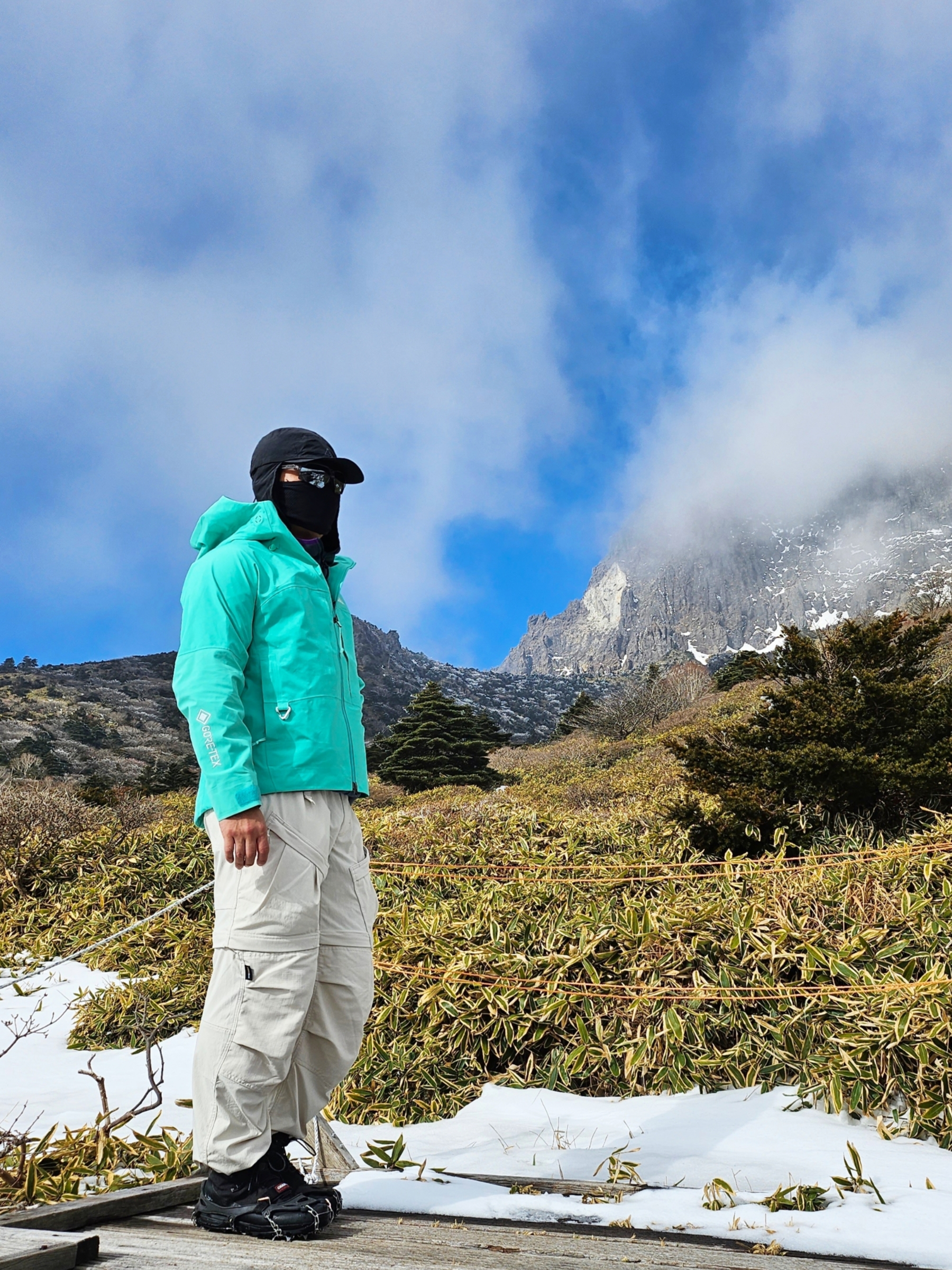 Nike ACG Smith Summit Cargo Pants Light Orewood Brown - Asia, Nike ACG Warm AW84 Cap Black Anthracite 착용 스타일 - 1