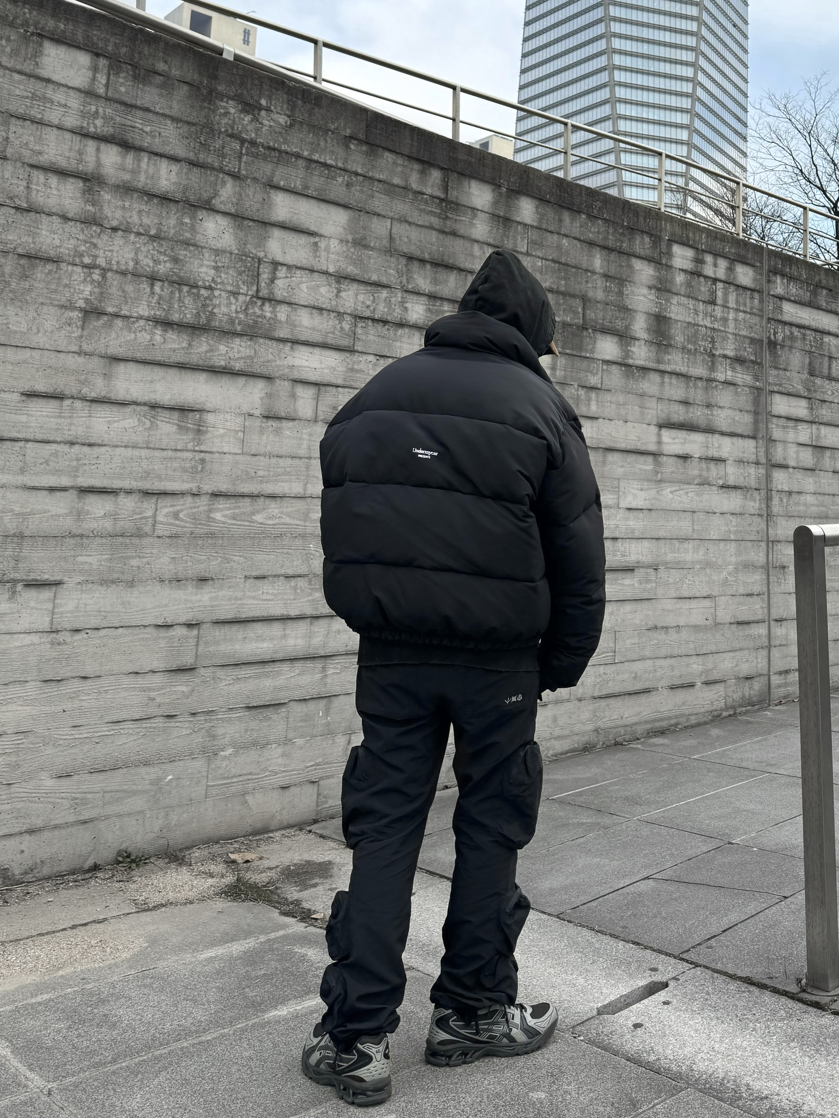 Undermycar Mu.15 Anti Fxxking Logo Play Triple Logo Crop Padding Jacket Black, Asics x Atmos x Undermycar Gel-Kayano 14 Pepper Black 착용 스타일 - 4