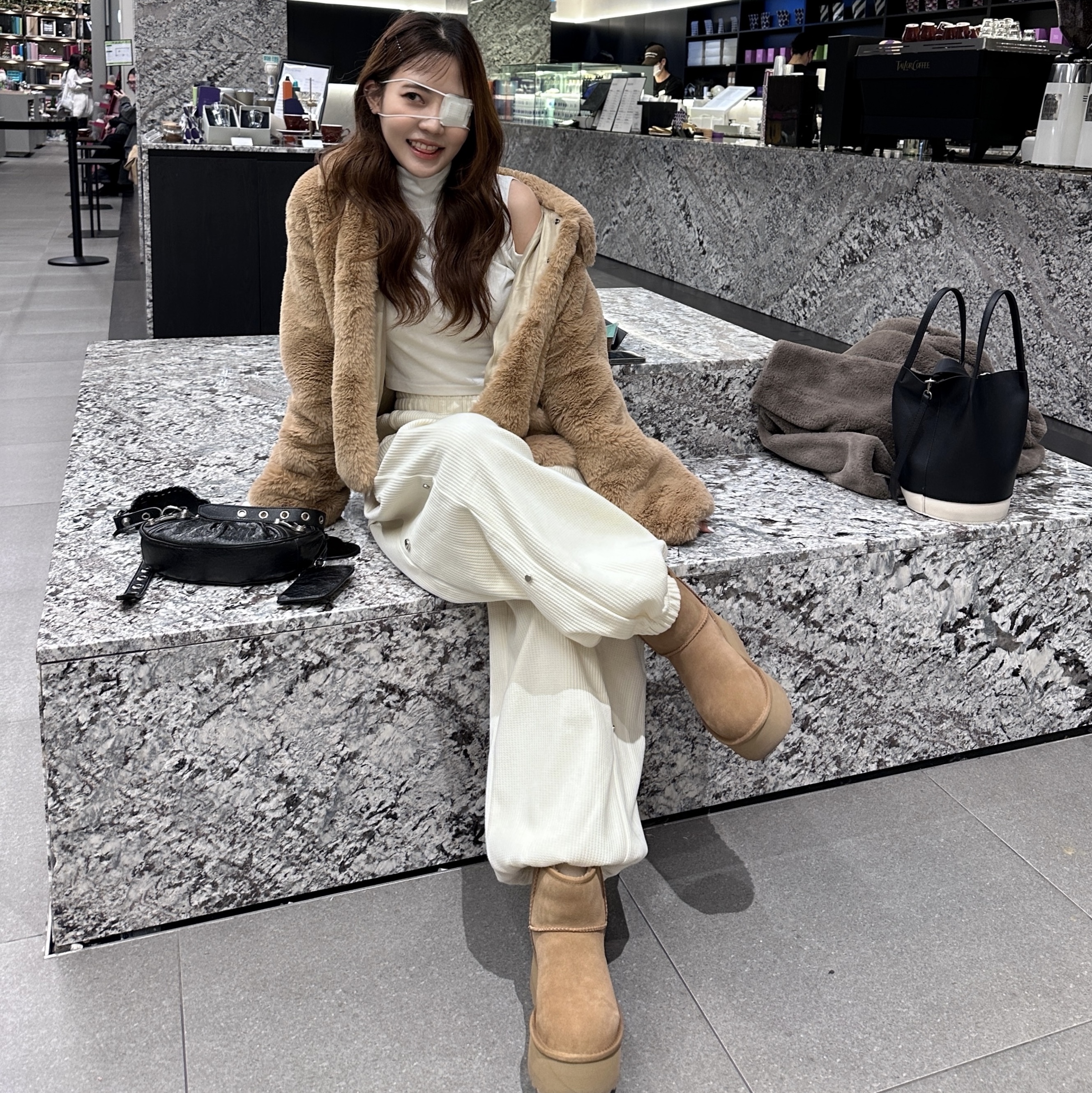 Balenciaga Arena Lambskin Le Cagole XS Shoulder Bag Black, (W) UGG Classic Mini Platform Boots Chestnut 착용 스타일 - 2