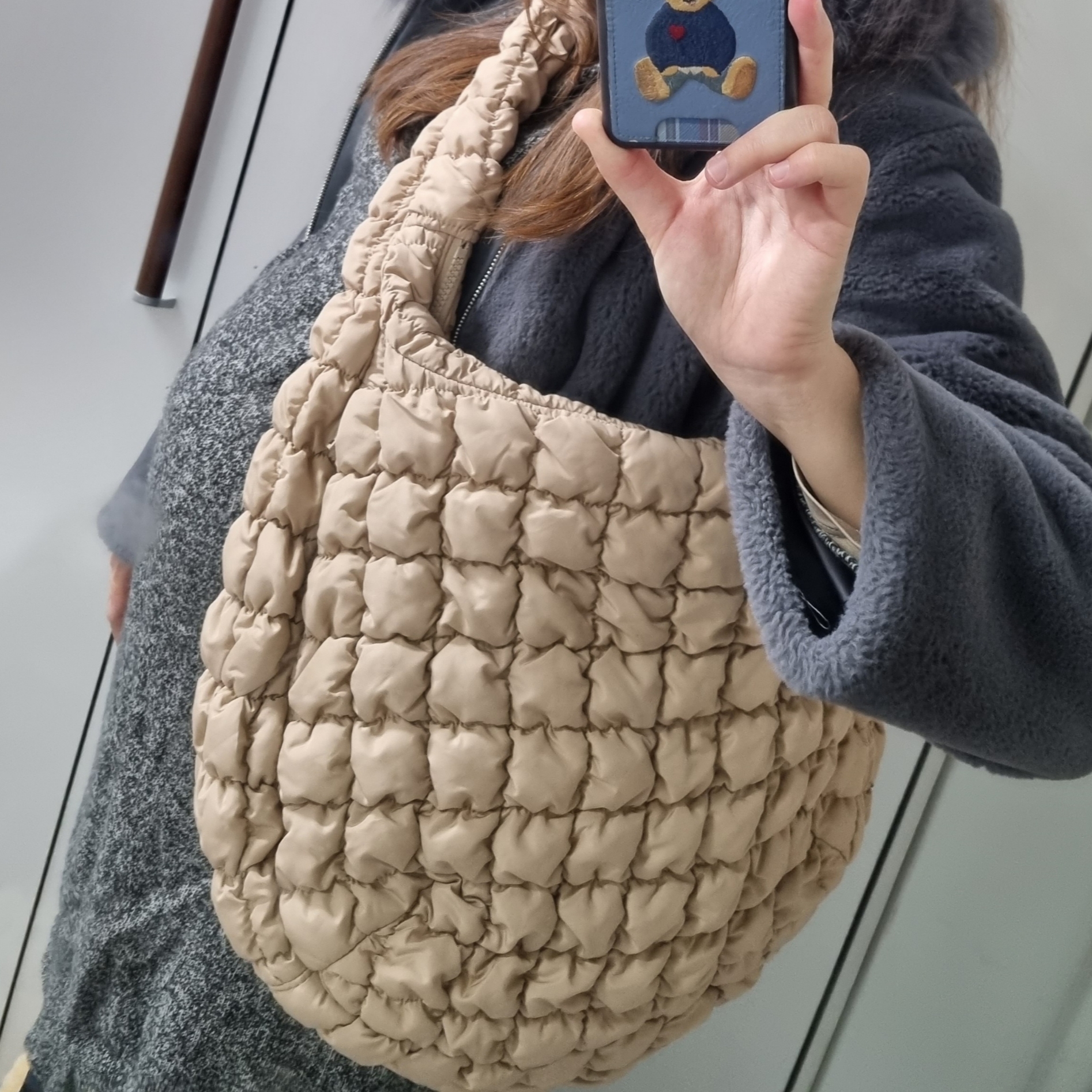 COS Quilted Oversized Shoulder Bag Beige 착용 스타일