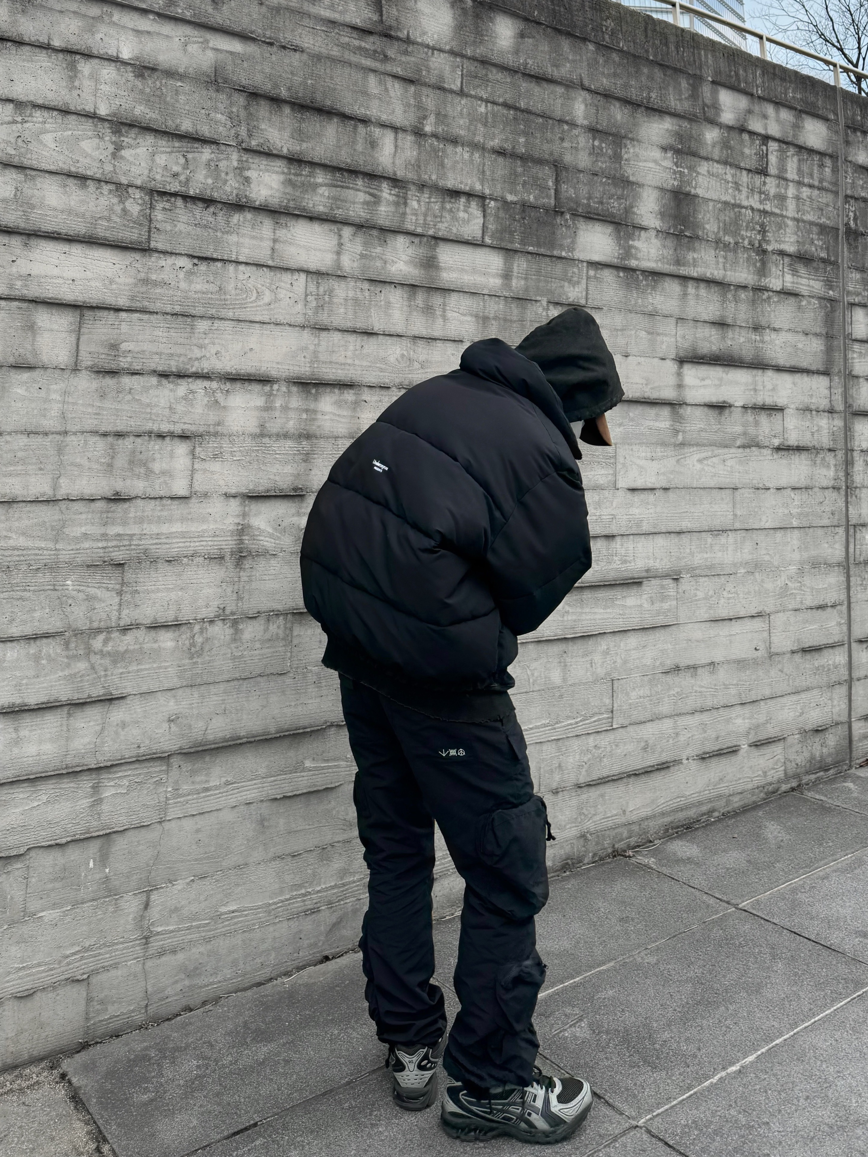Undermycar Mu.15 Anti Fxxking Logo Play Triple Logo Crop Padding Jacket Black, Asics x Atmos x Undermycar Gel-Kayano 14 Pepper Black 착용 스타일 - 2