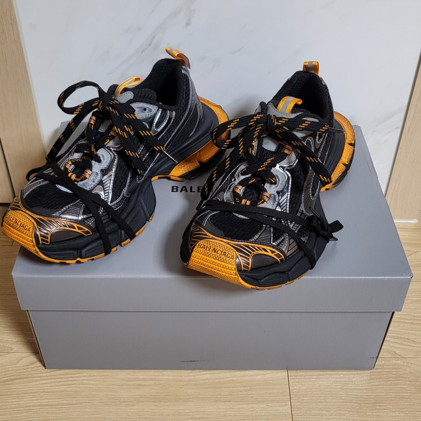 Balenciaga 3XL Sneakers Black Orange Grey 착용 스타일 - 2