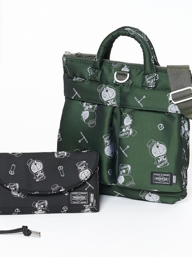 Porter x Doraemon Shoulder Bag Navy, Porter x Doraemon Tool Bag Black (With Original Can Badge) 착용 스타일 - 4