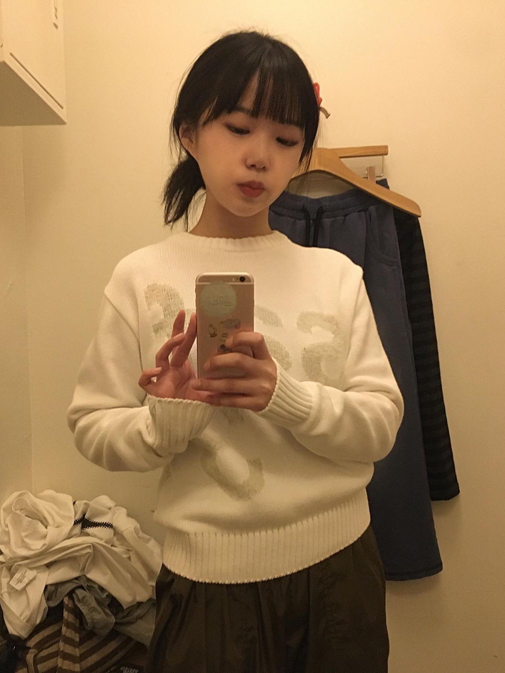 [KREAM 단독] Safarispot Women Basic Safari Knit Black, [KREAM 단독] Safarispot Women Basic Safari Knit White 착용 스타일 - 1