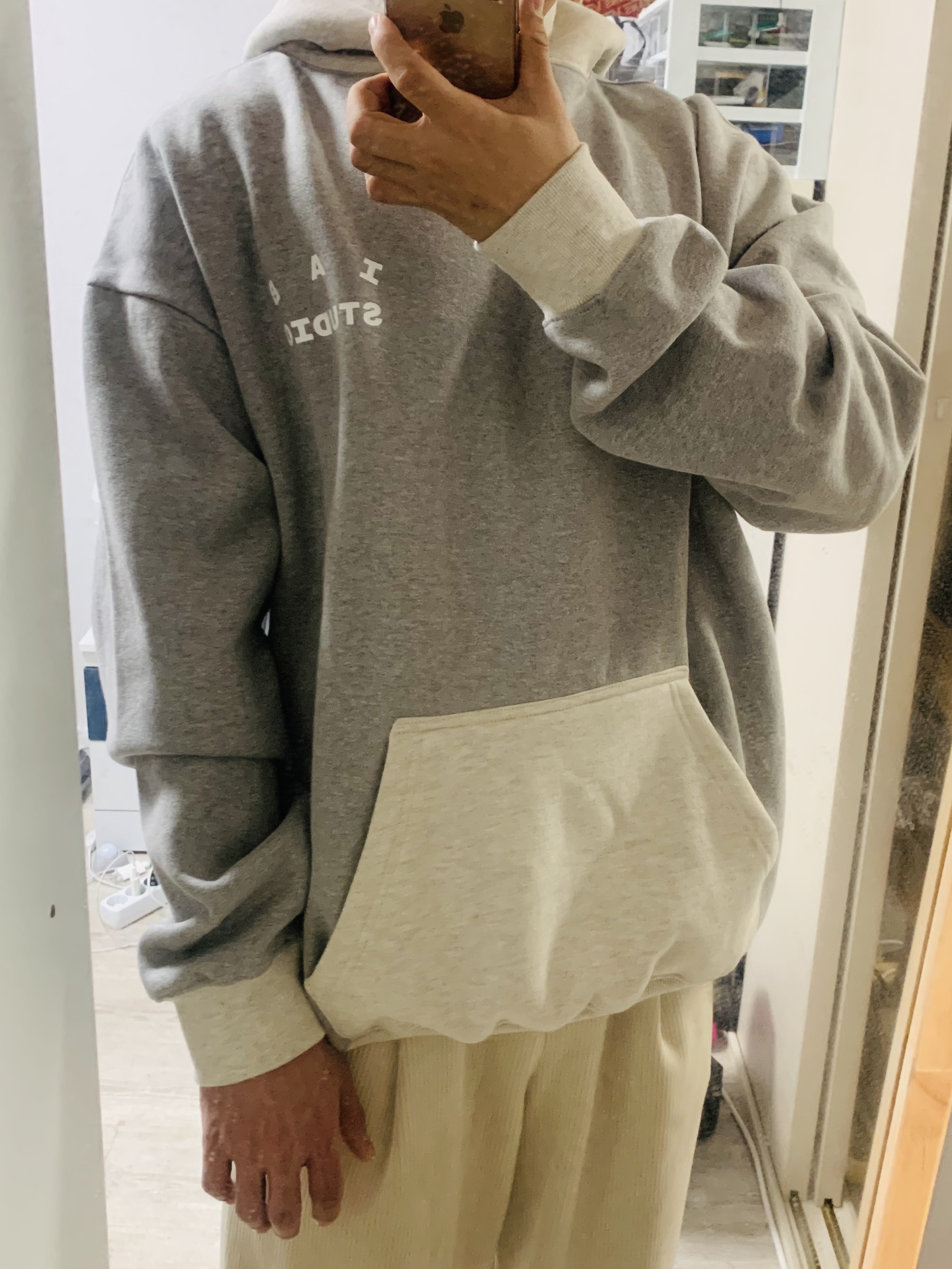 IAB Studio Hoodie Dual Gray 착용 스타일 - 3