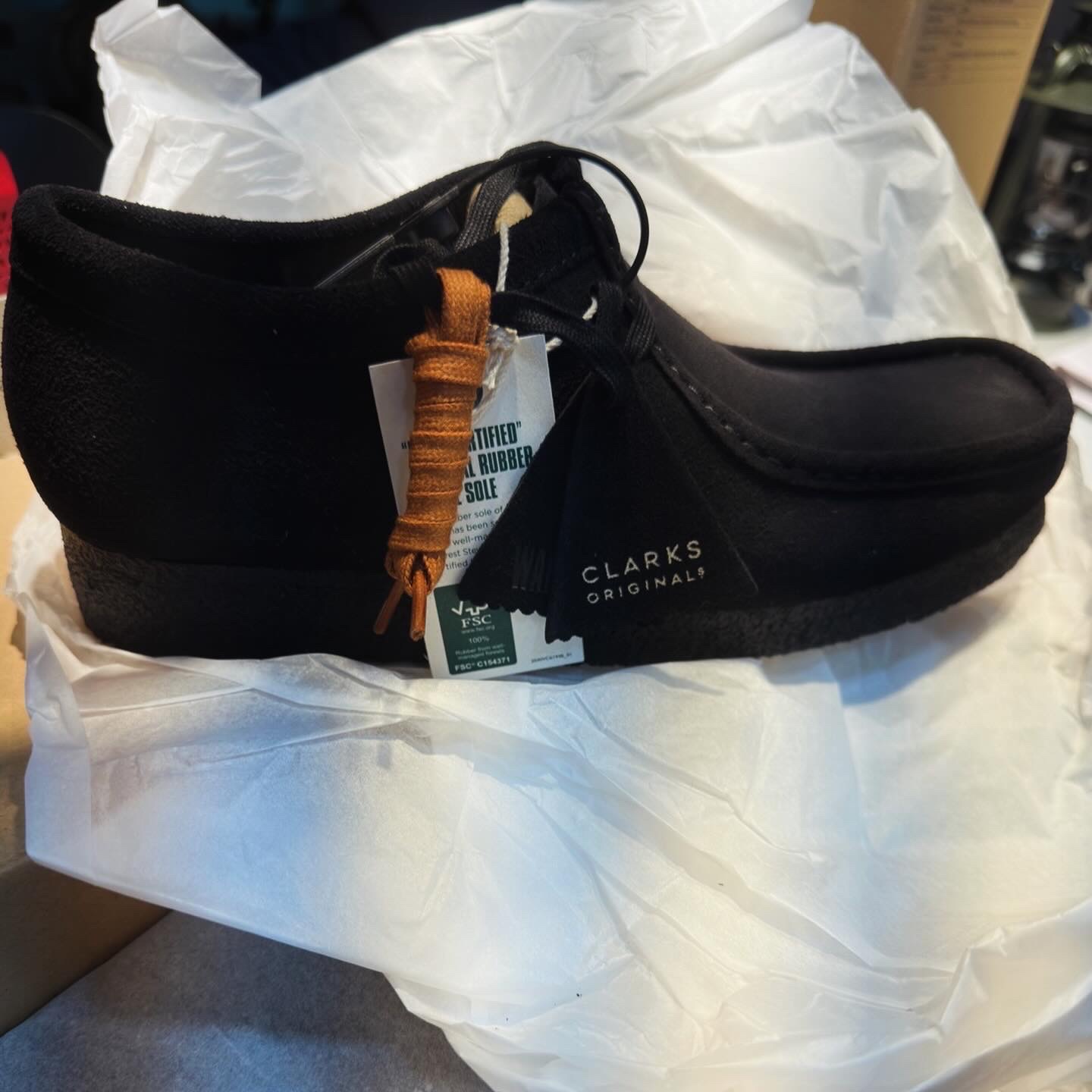 Clarks Wallabee Black Suede 착용 스타일 - 3