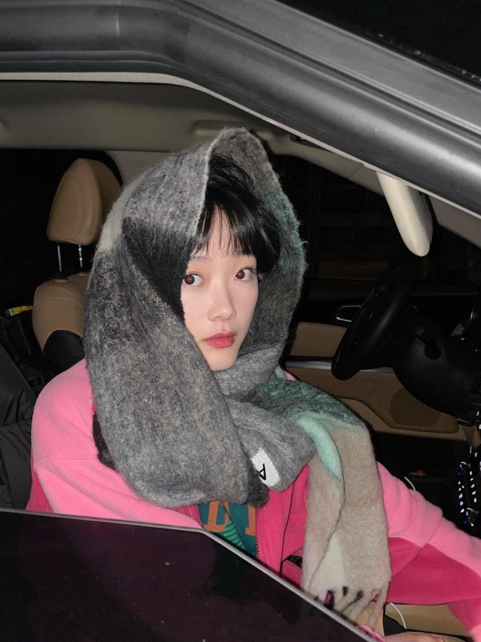 Acne Studios Mohair Check Muffler Blue Beige Black, COS Oversized Mohair Blend Muffler Brown Yellow Striped 착용 스타일 - 2
