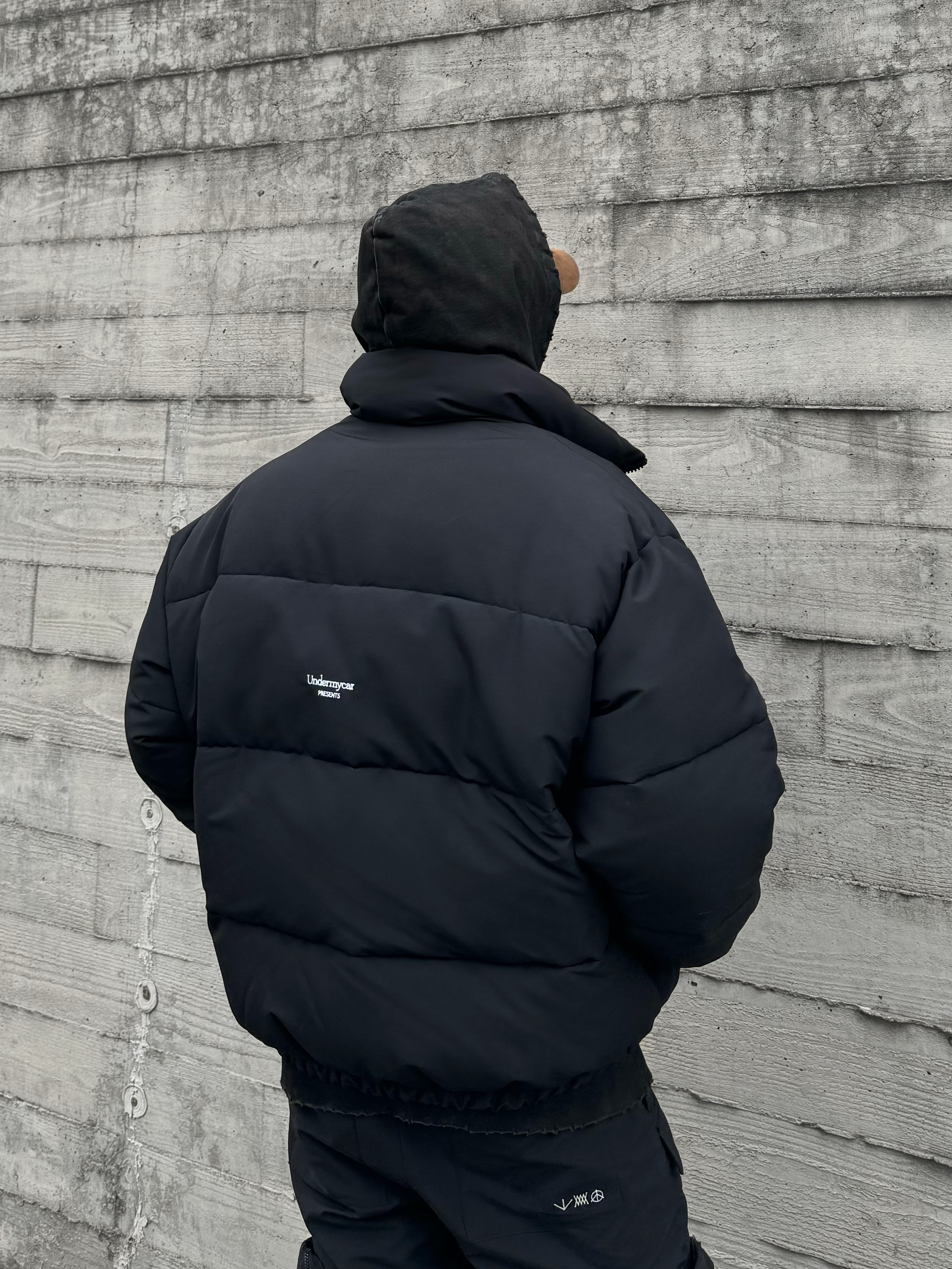 Undermycar Mu.15 Anti Fxxking Logo Play Triple Logo Crop Padding Jacket Black, Asics x Atmos x Undermycar Gel-Kayano 14 Pepper Black 착용 스타일 - 1