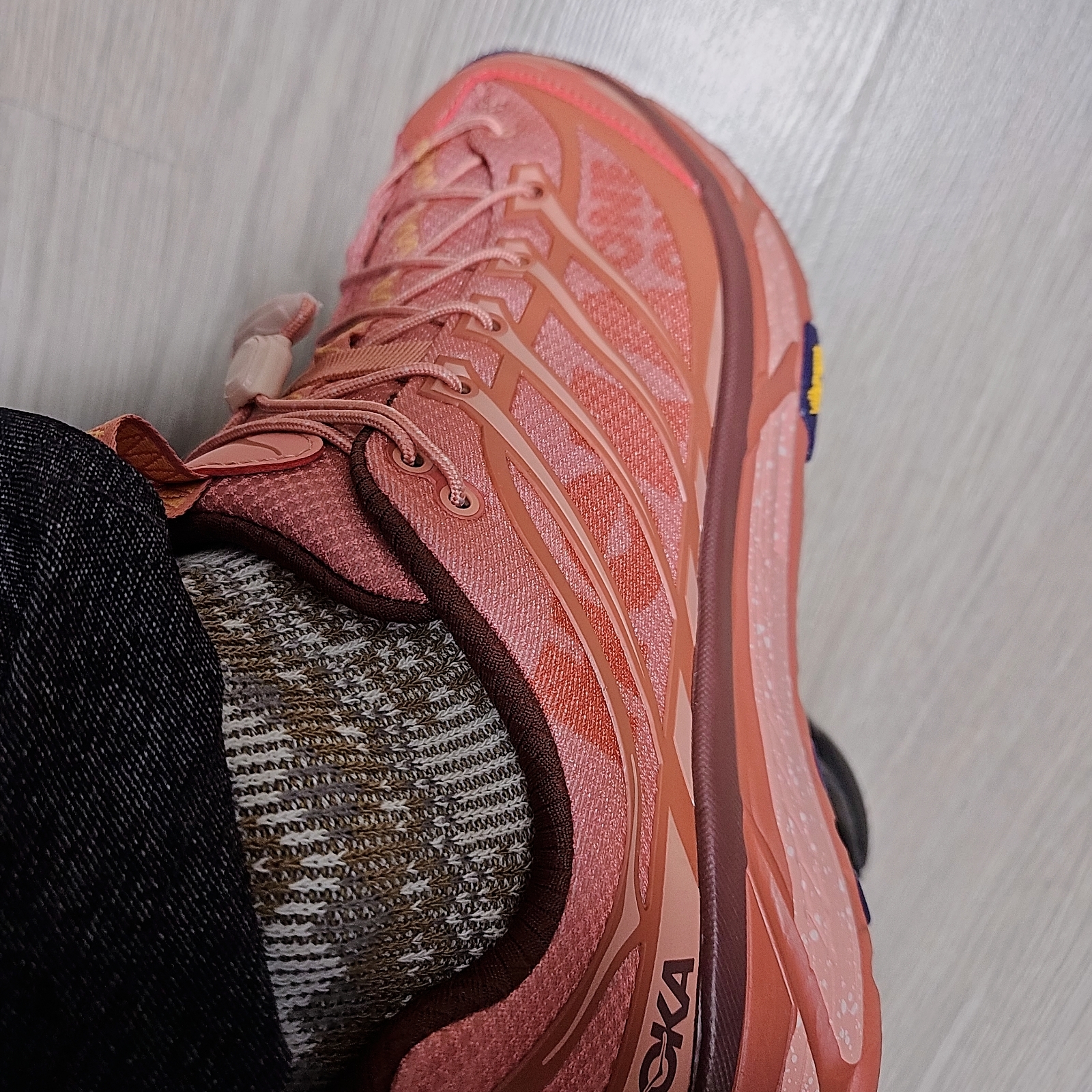 Hoka Mafate Three 2 Hot Sauce Earthenware 착용 스타일 - 2