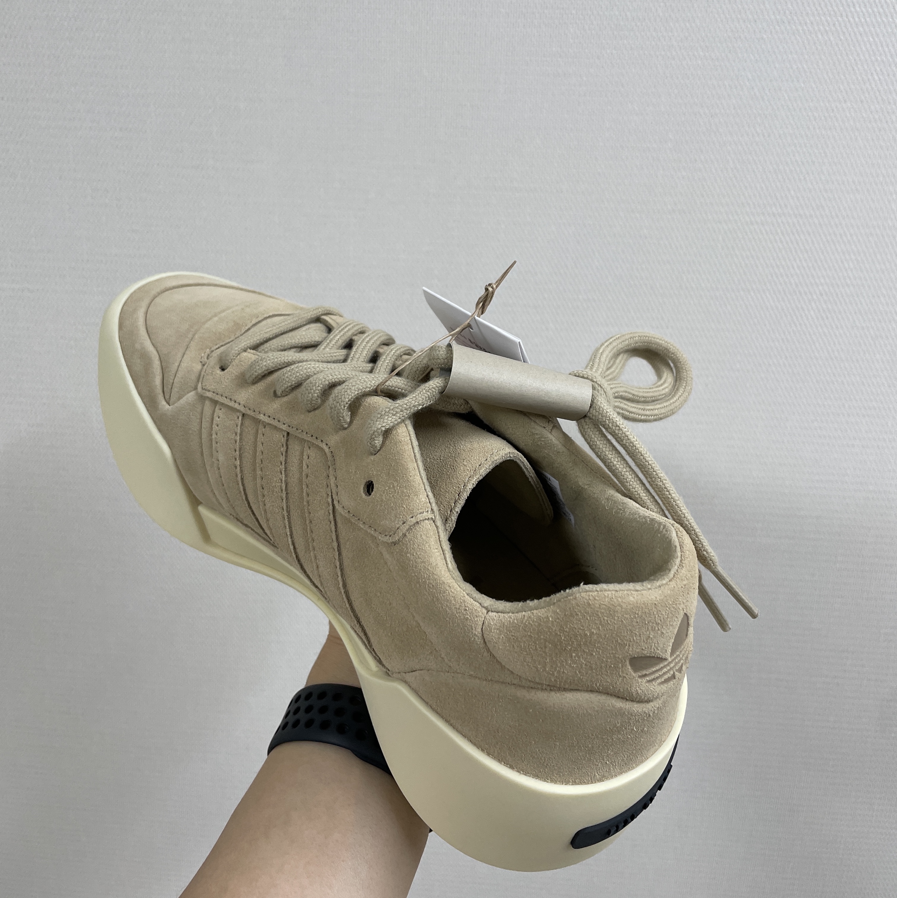 Adidas x Fear of God Athletics 86 Low Clay 착용 스타일 - 2