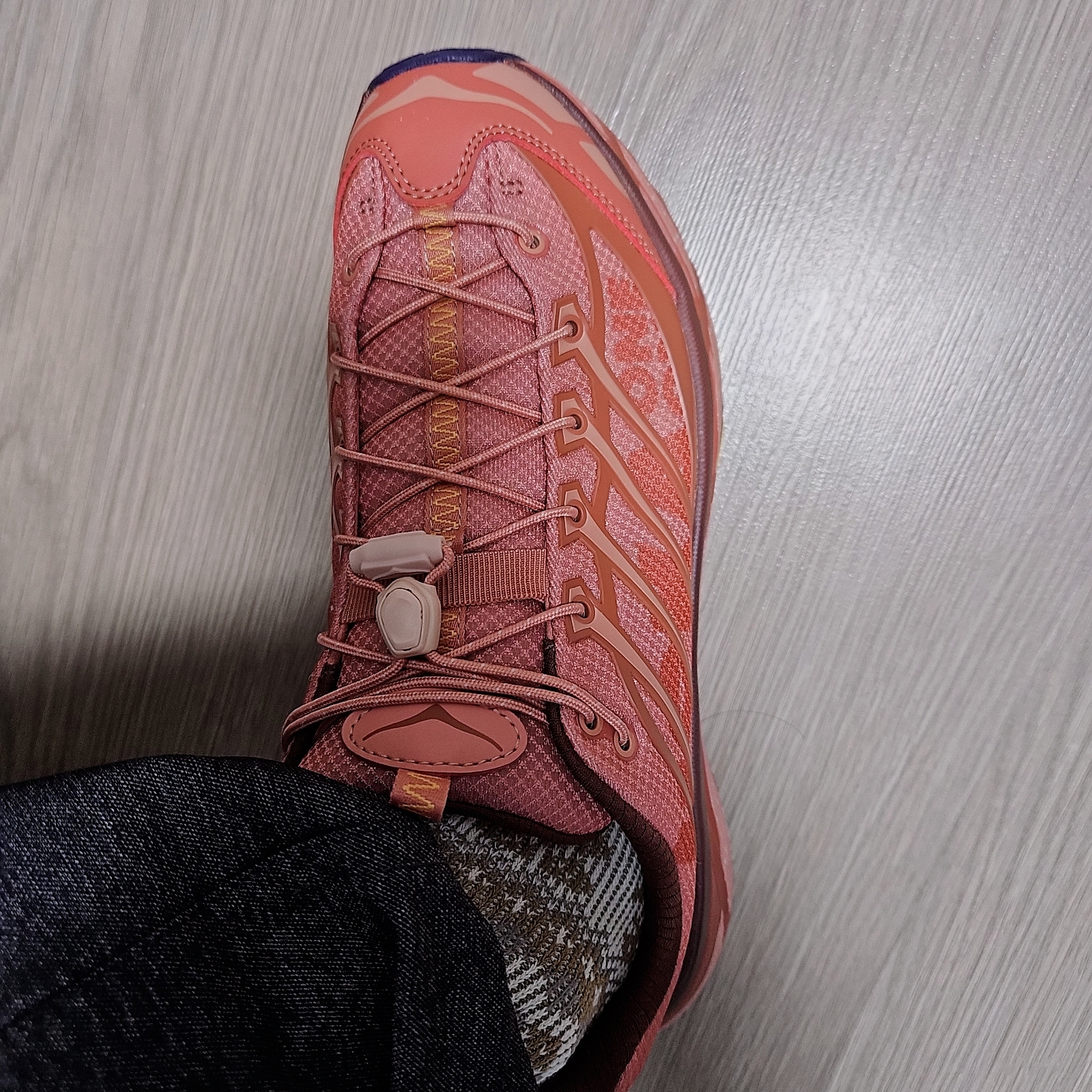 Hoka Mafate Three 2 Hot Sauce Earthenware 착용 스타일 - 1