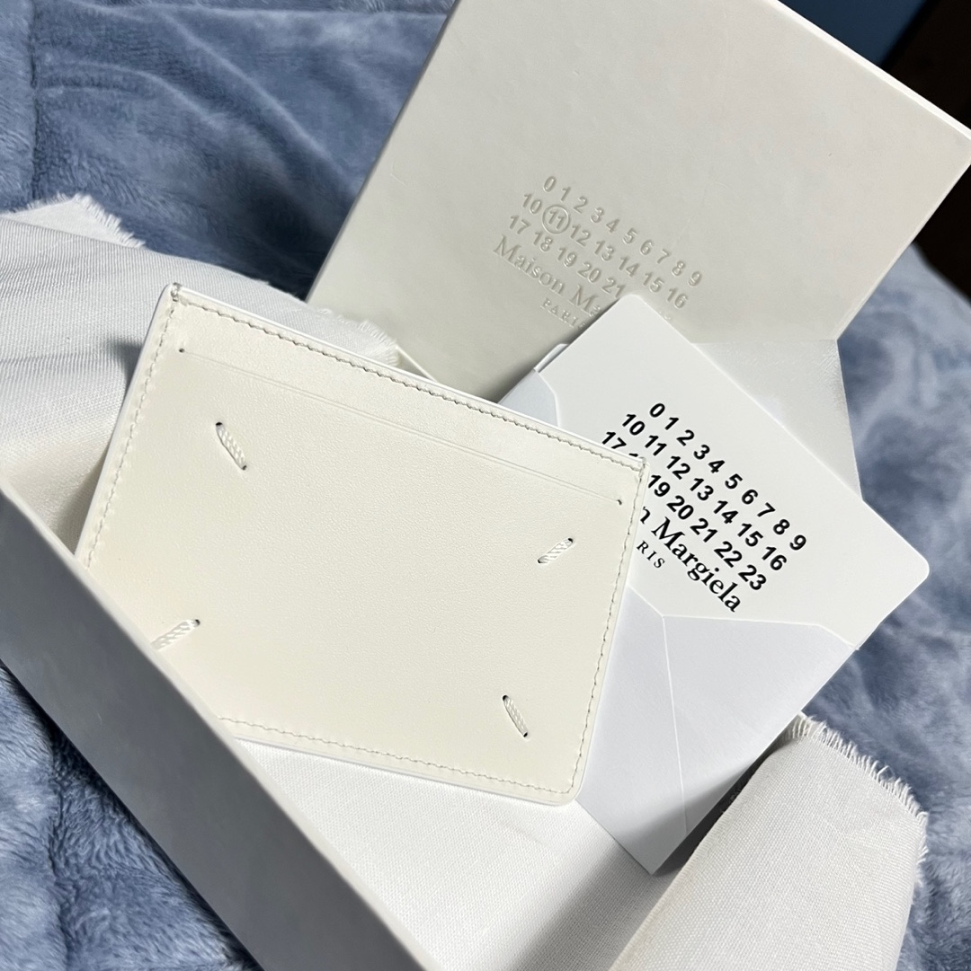 Maison Margiela Four Stitch Card Holder White 착용 스타일