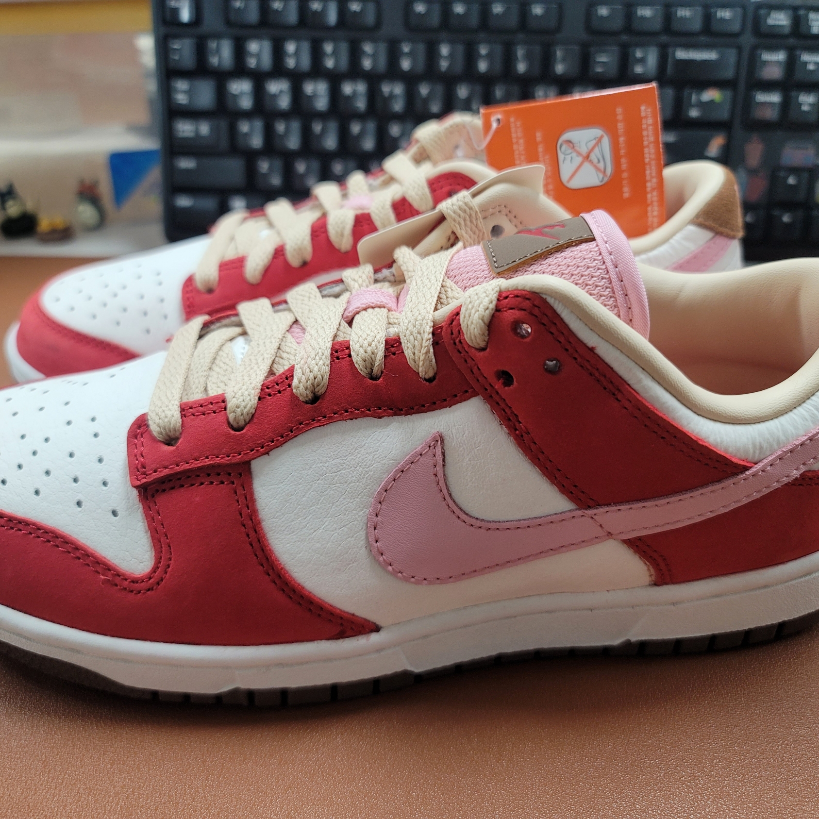 (W) Nike Dunk Low PRM Sail and Sport Red 착용 스타일 - 3