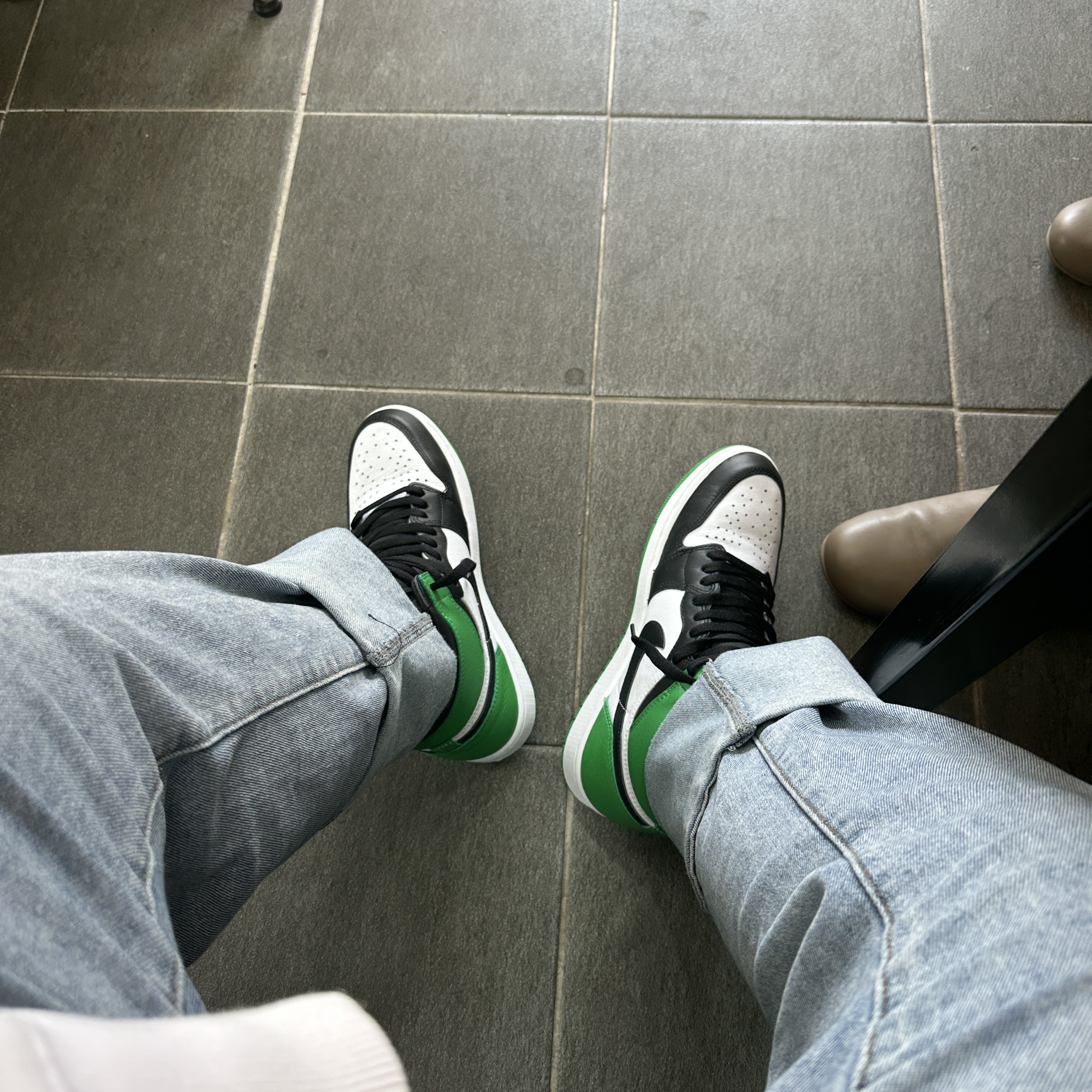 Jordan 1 Retro High OG Black and Lucky Green, Stussy Roll The Dice Hoodie White 착용 스타일