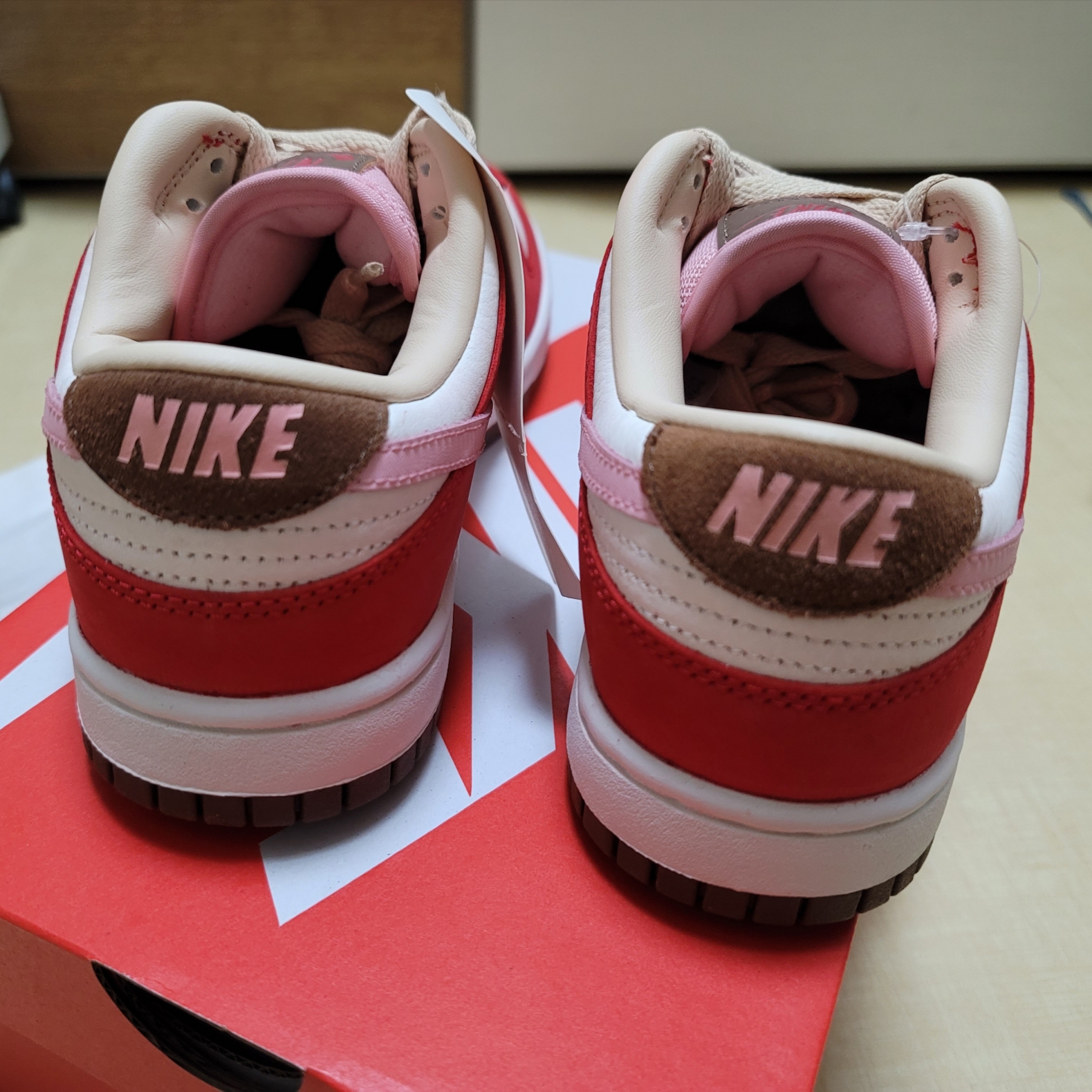 (W) Nike Dunk Low PRM Sail and Sport Red 착용 스타일 - 2