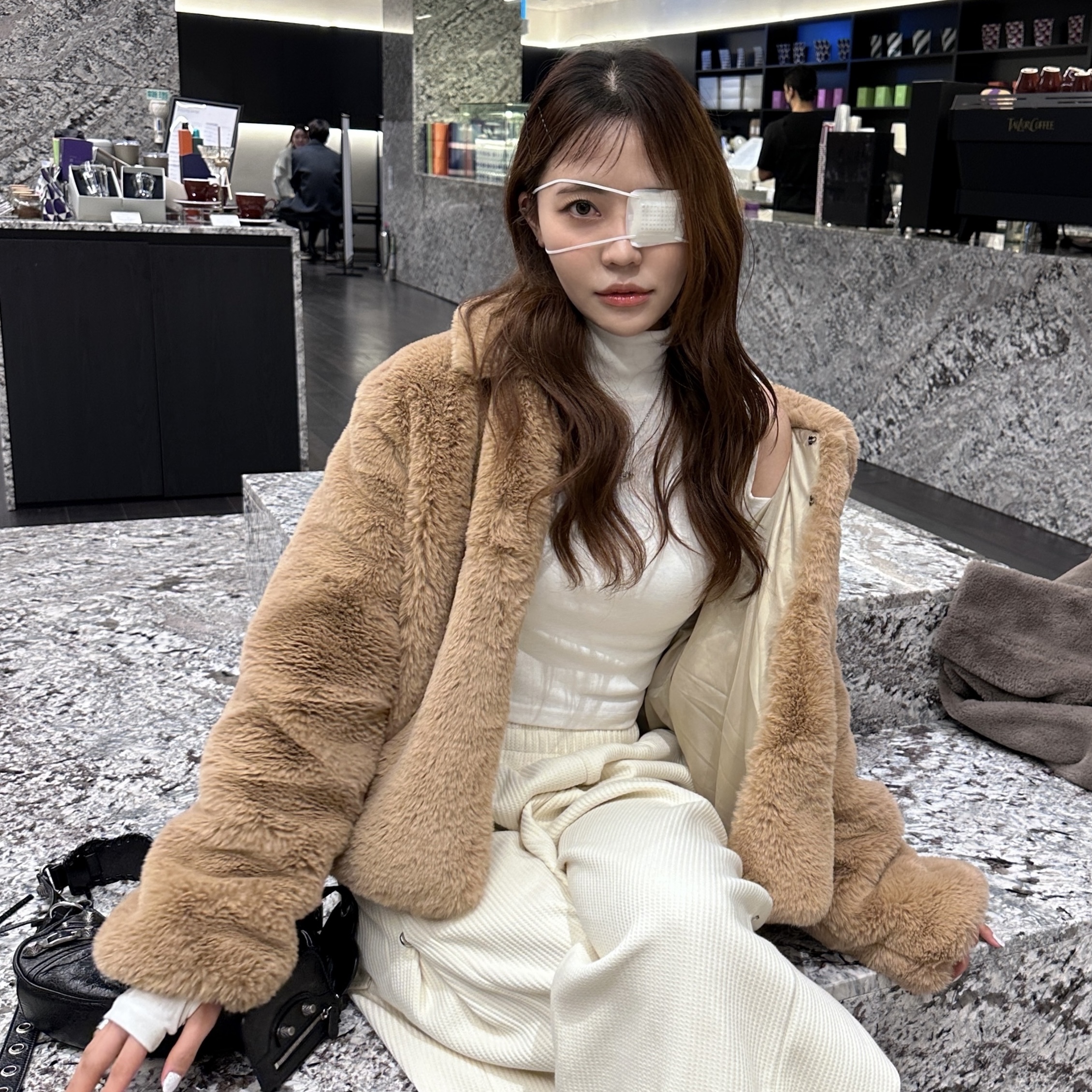 Balenciaga Arena Lambskin Le Cagole XS Shoulder Bag Black, (W) UGG Classic Mini Platform Boots Chestnut 착용 스타일 - 1