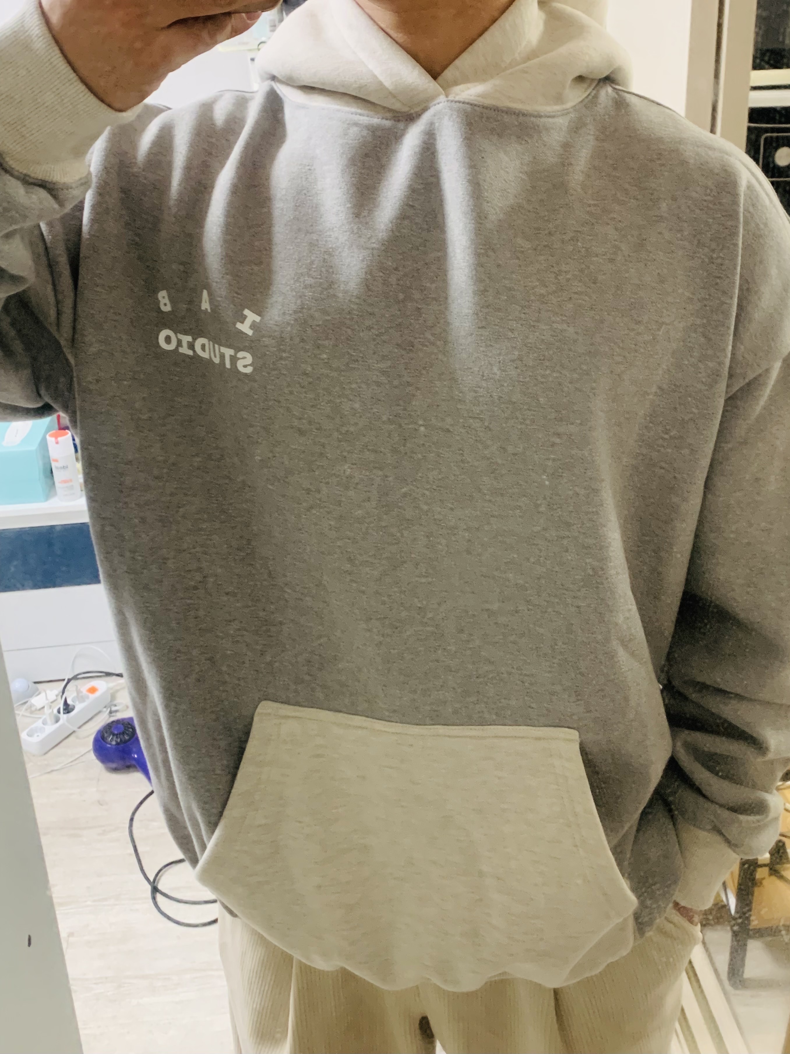 IAB Studio Hoodie Dual Gray 착용 스타일 - 2