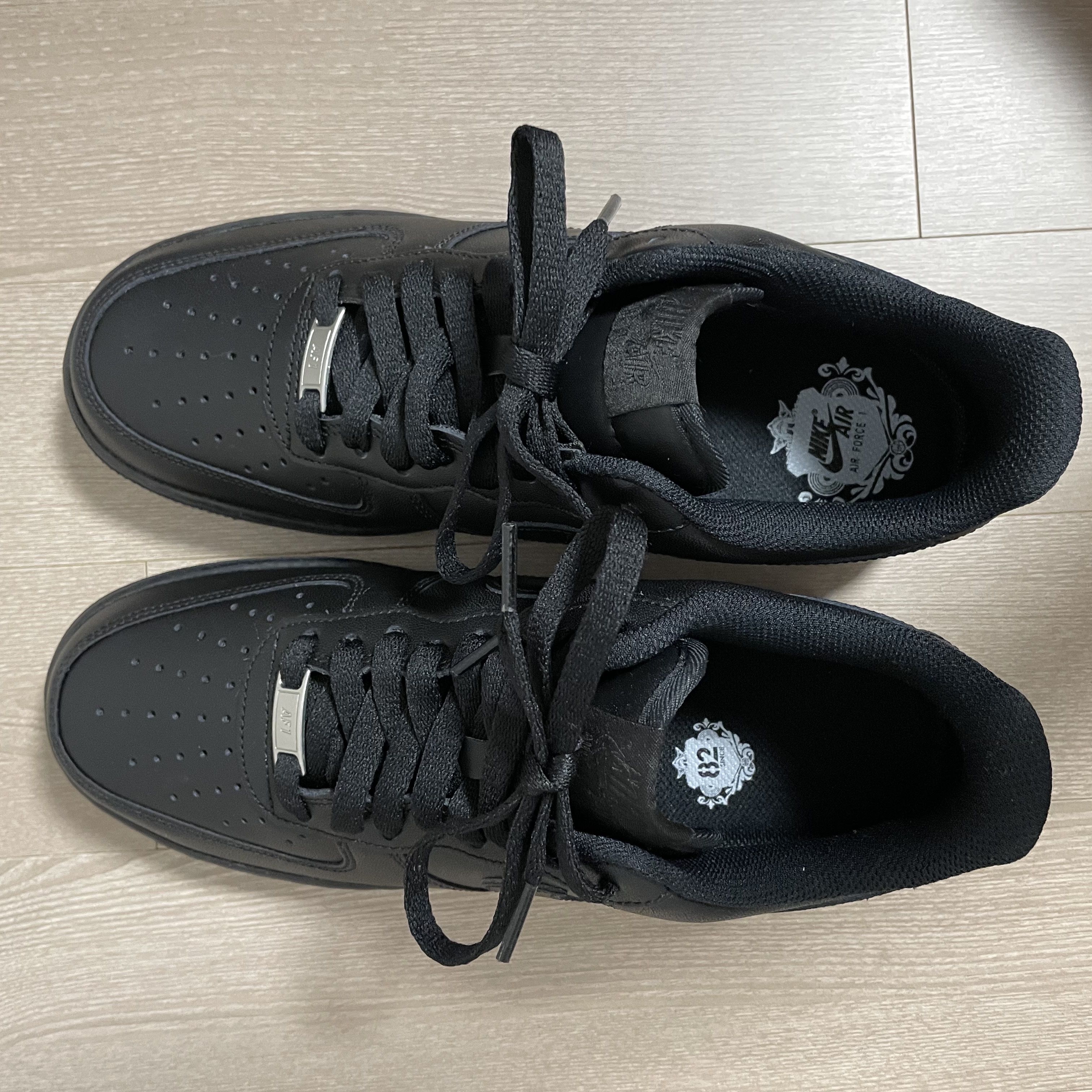 Nike Air Force 1 '07 Low Triple Black 착용 스타일 - 1