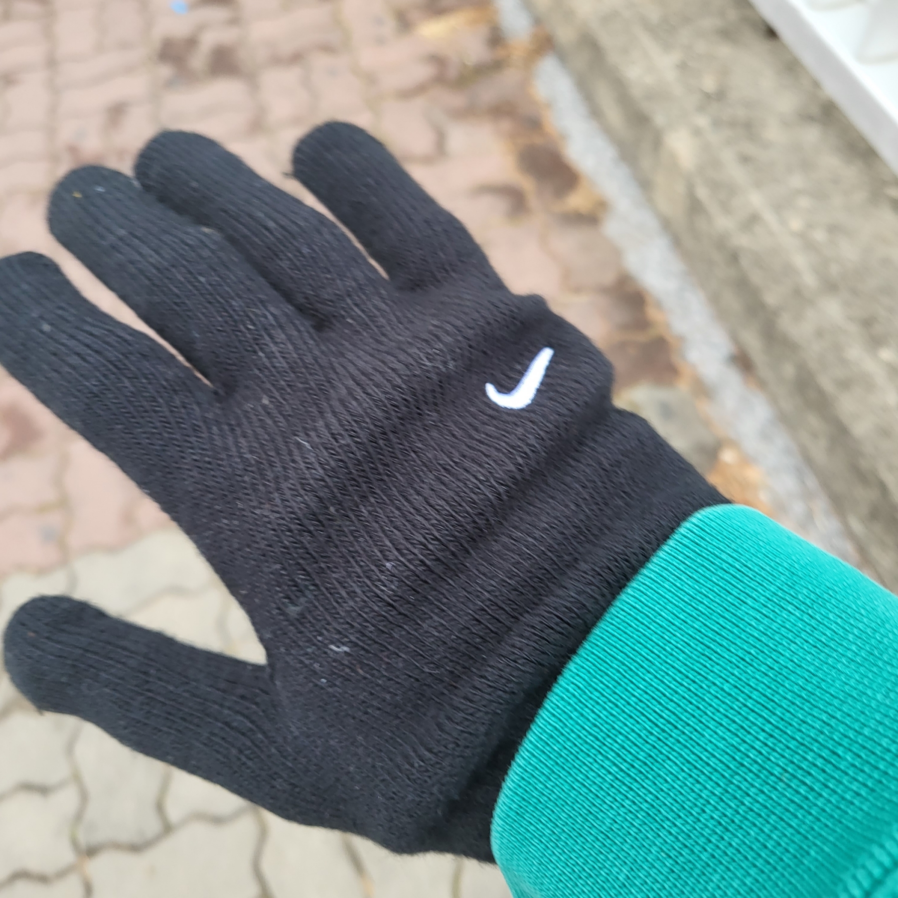 Nike Swoosh Knit Glove 2.0 Black 착용 스타일