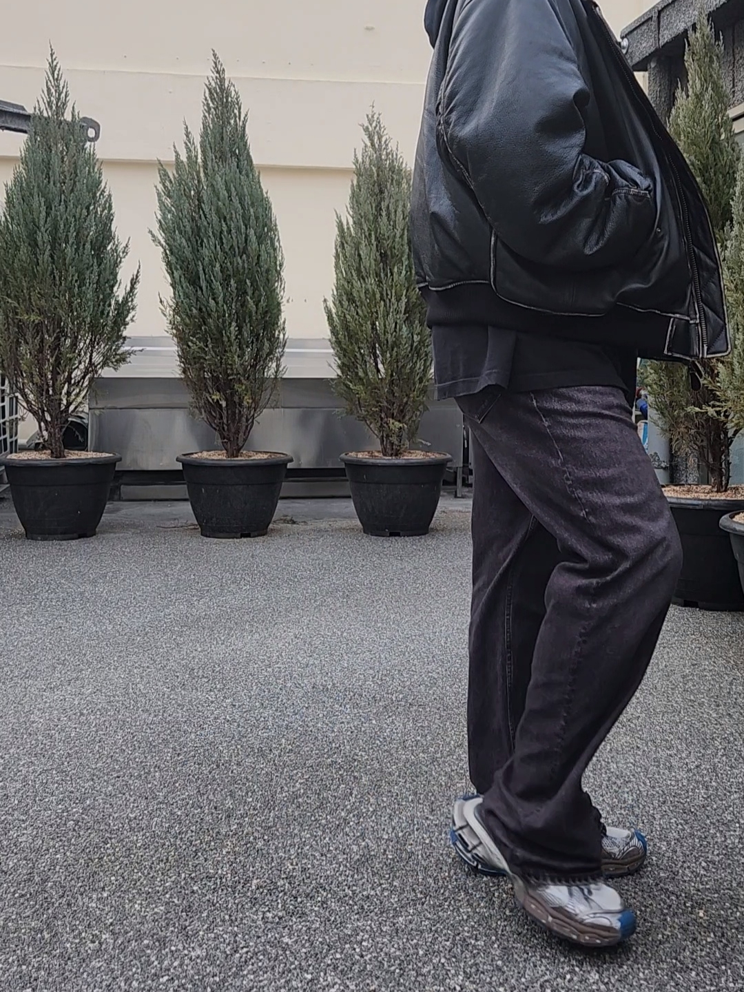 Balenciaga Denim Trompe L'oeil Pants Black 착용 스타일 - 2