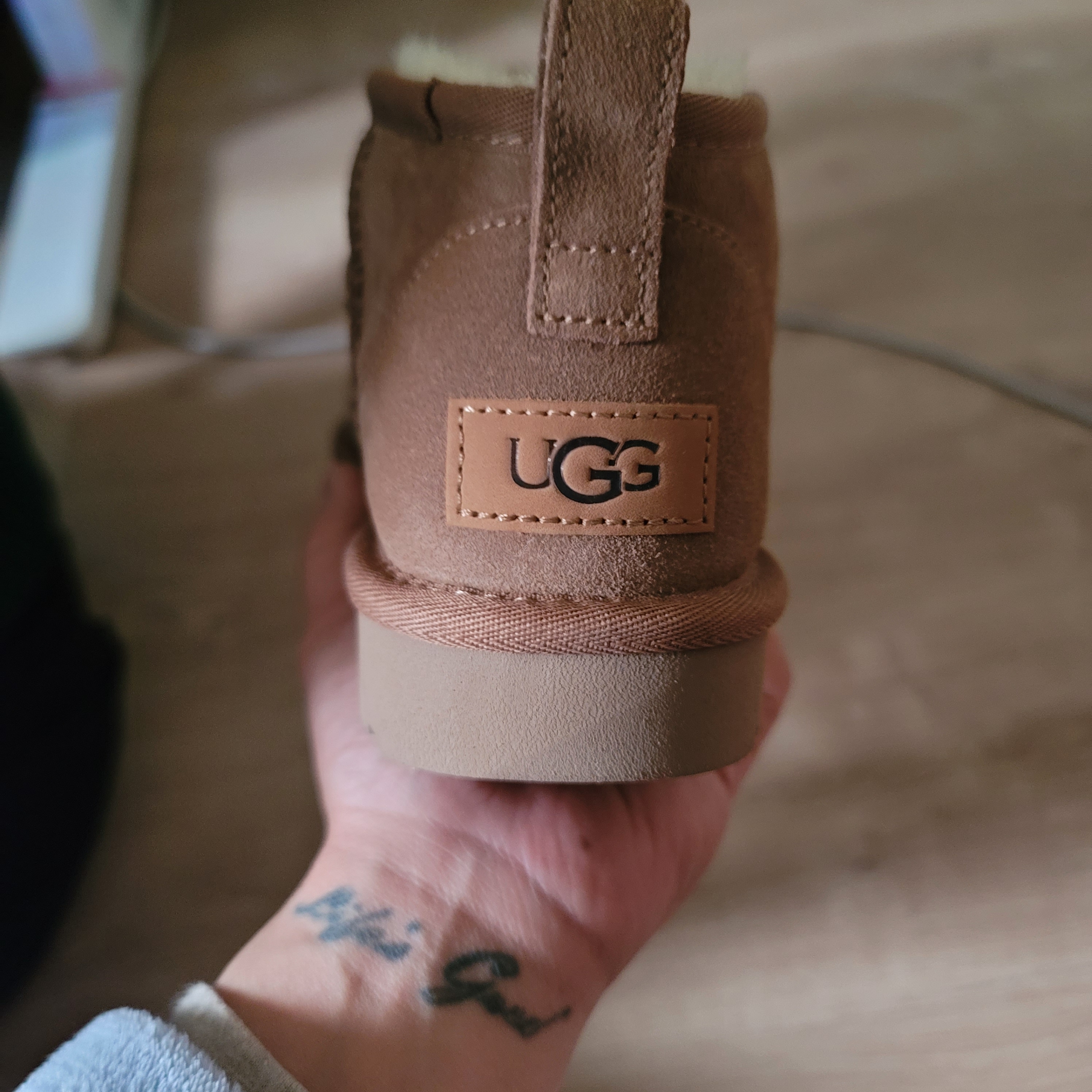 (W) UGG Classic Ultra Mini Boots Chestnut 착용 스타일 - 1